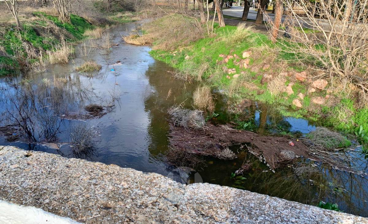 El río Azuer vuelve a llevar agua a su paso por Membrilla y Manzanares tras las intensas lluvias de febrero