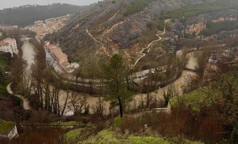 El río Júcar a su paso por Cuenca vuelve a nivel rojo