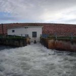 La apertura de un segundo desagüe del embalse de Vallehermoso eleva el nivel del río Azuer en Membrilla y Manzanares