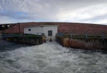 La apertura de un segundo desagüe del embalse de Vallehermoso eleva el nivel del río Azuer en Membrilla y Manzanares