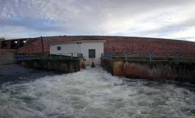 La apertura de un segundo desagüe del embalse de Vallehermoso eleva el nivel del río Azuer en Membrilla y Manzanares
