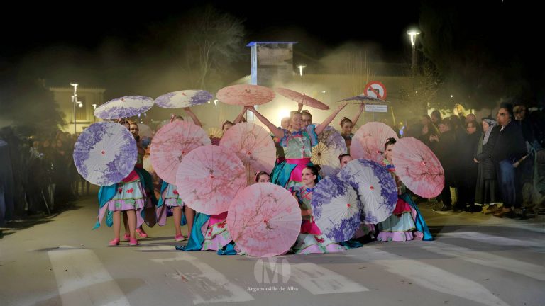 El Gran Desfile de Comparsas recorre Argamasilla de Alba con diez agrupaciones