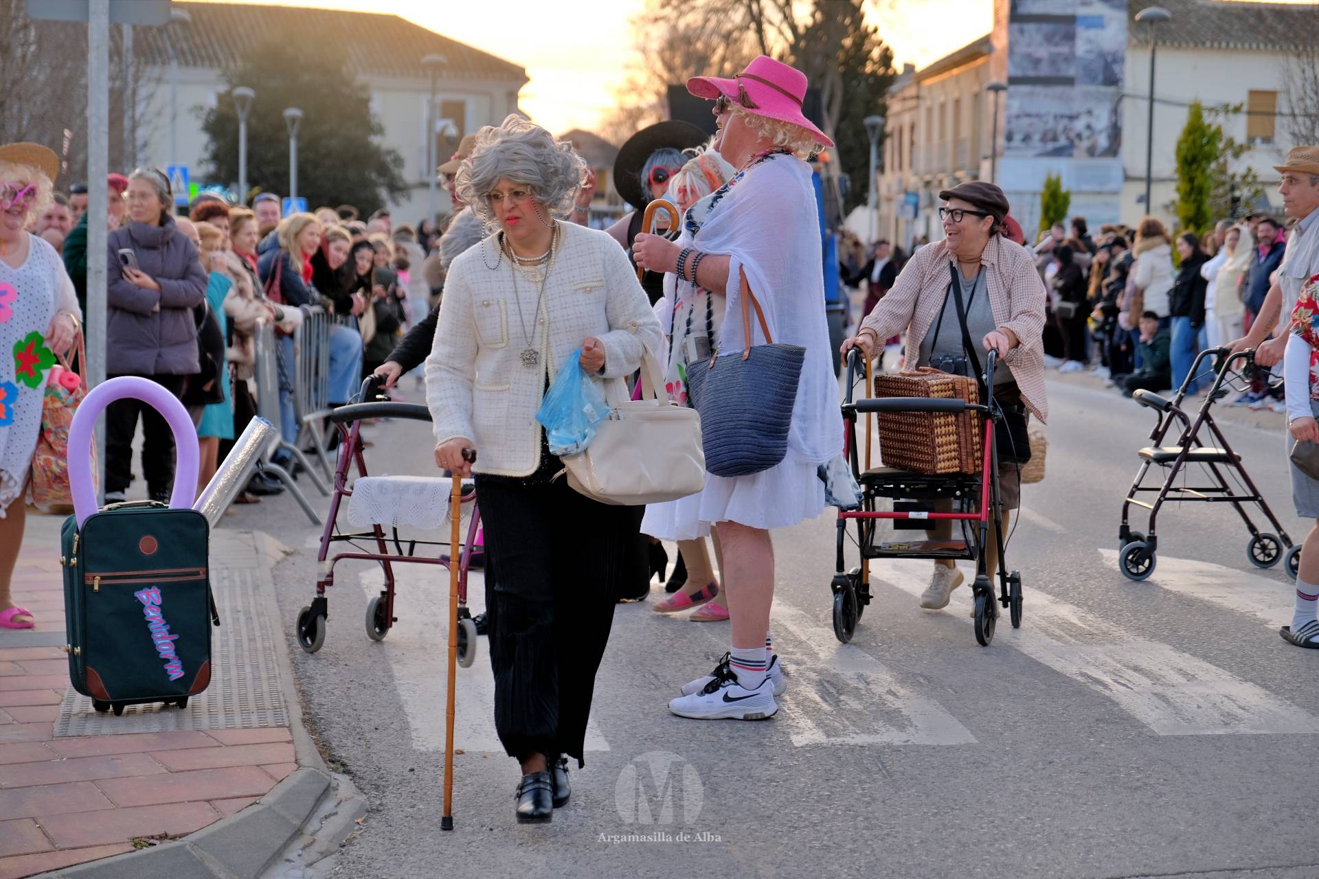 El Gran Desfile de Comparsas recorre Argamasilla de Alba con diez agrupaciones