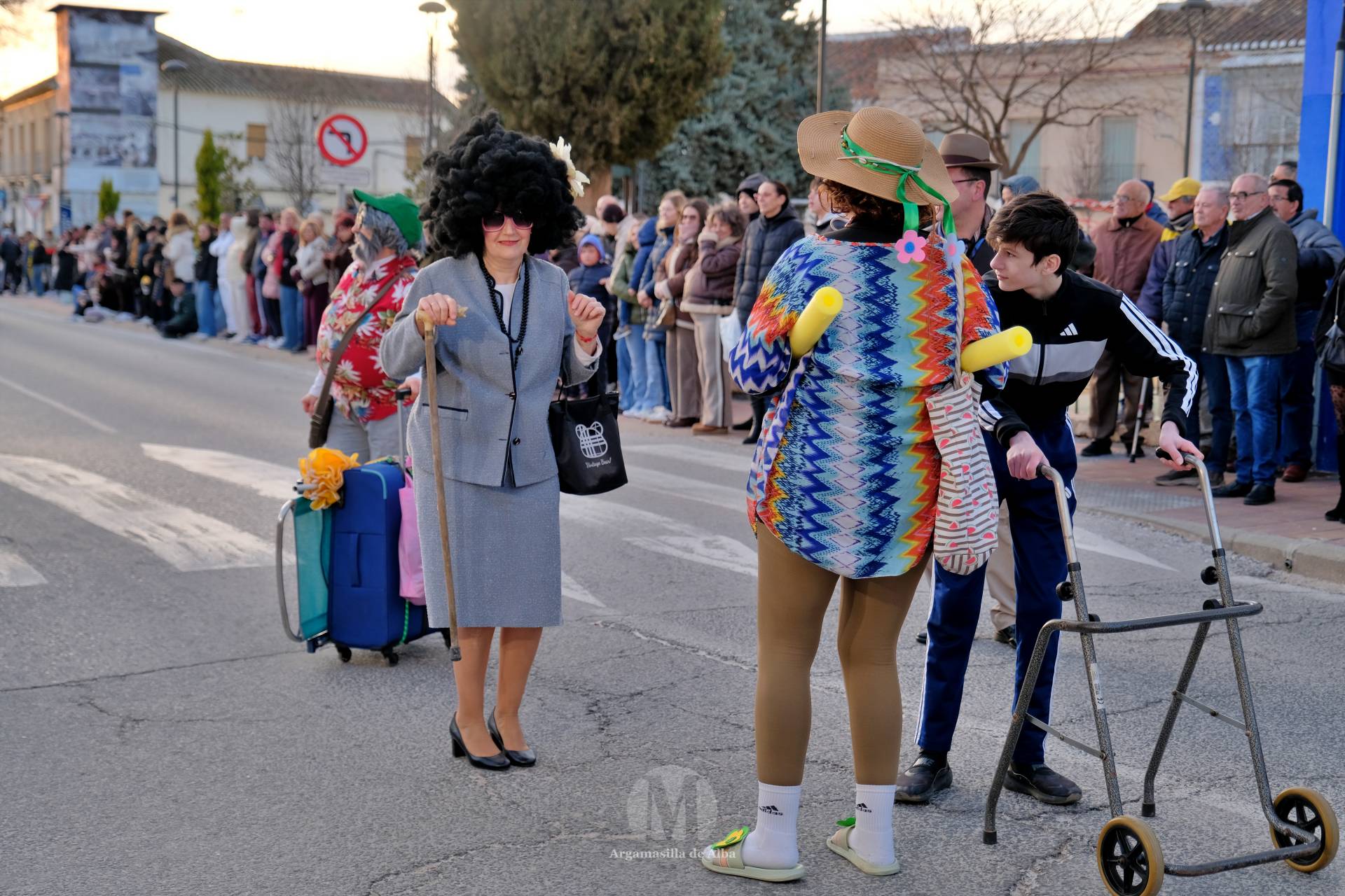 El Gran Desfile de Comparsas recorre Argamasilla de Alba con diez agrupaciones