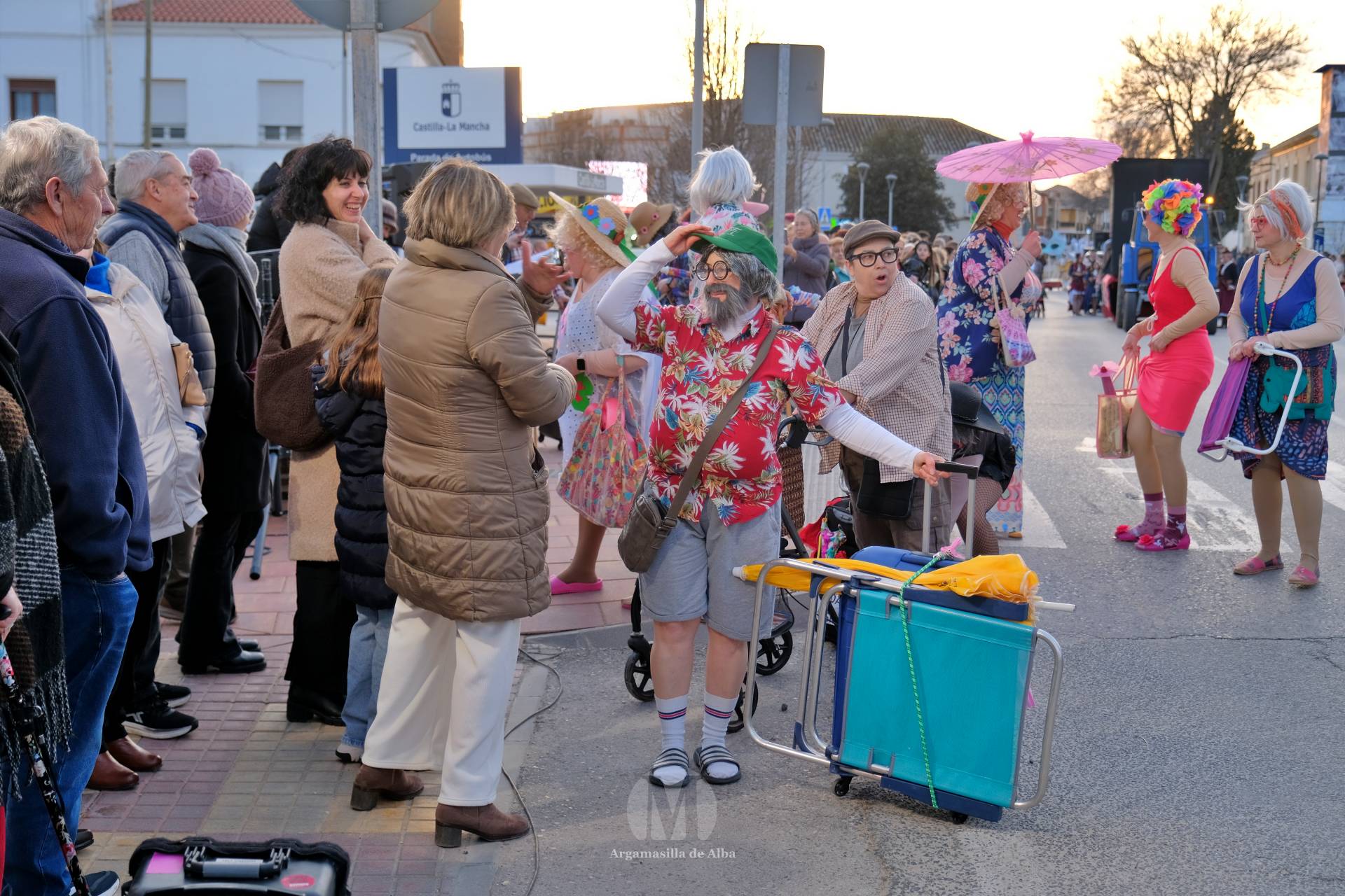 El Gran Desfile de Comparsas recorre Argamasilla de Alba con diez agrupaciones