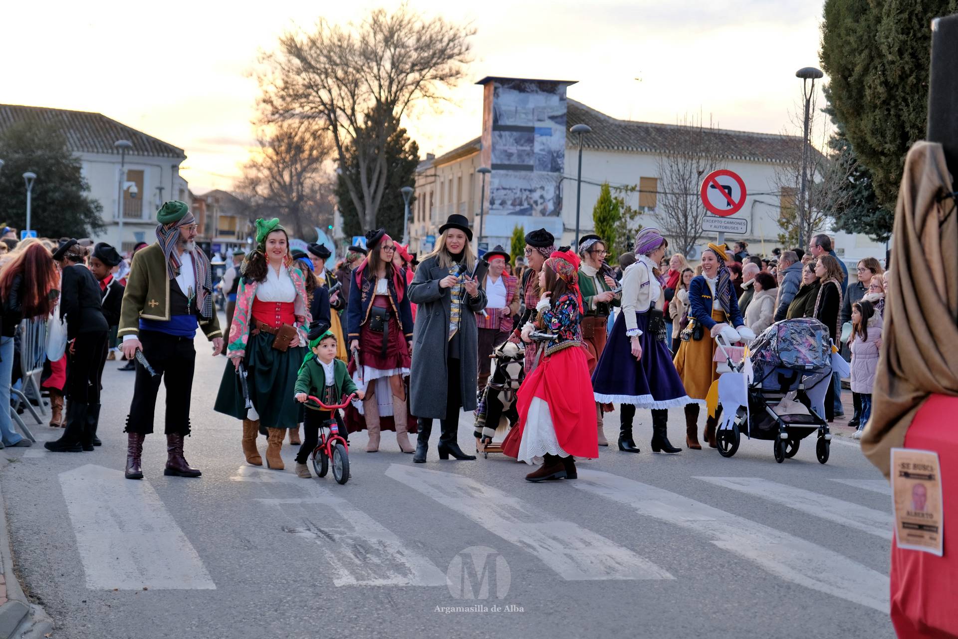 El Gran Desfile de Comparsas recorre Argamasilla de Alba con diez agrupaciones