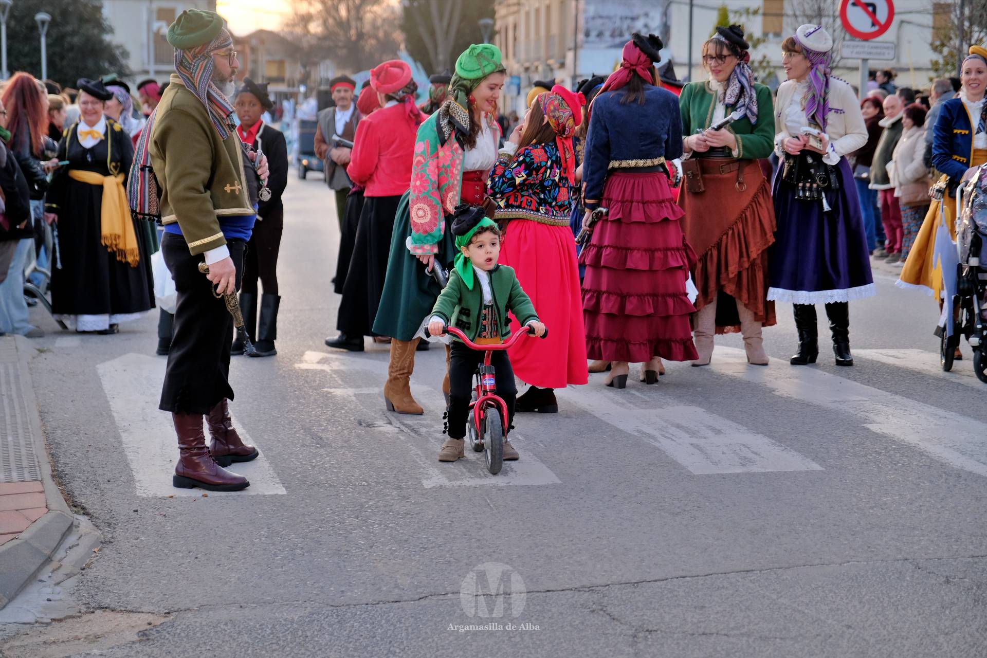 El Gran Desfile de Comparsas recorre Argamasilla de Alba con diez agrupaciones