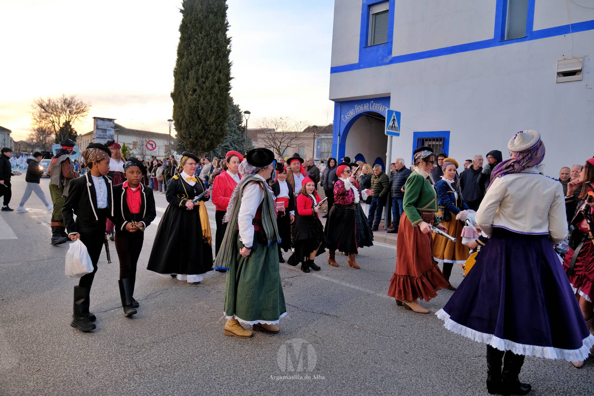 El Gran Desfile de Comparsas recorre Argamasilla de Alba con diez agrupaciones