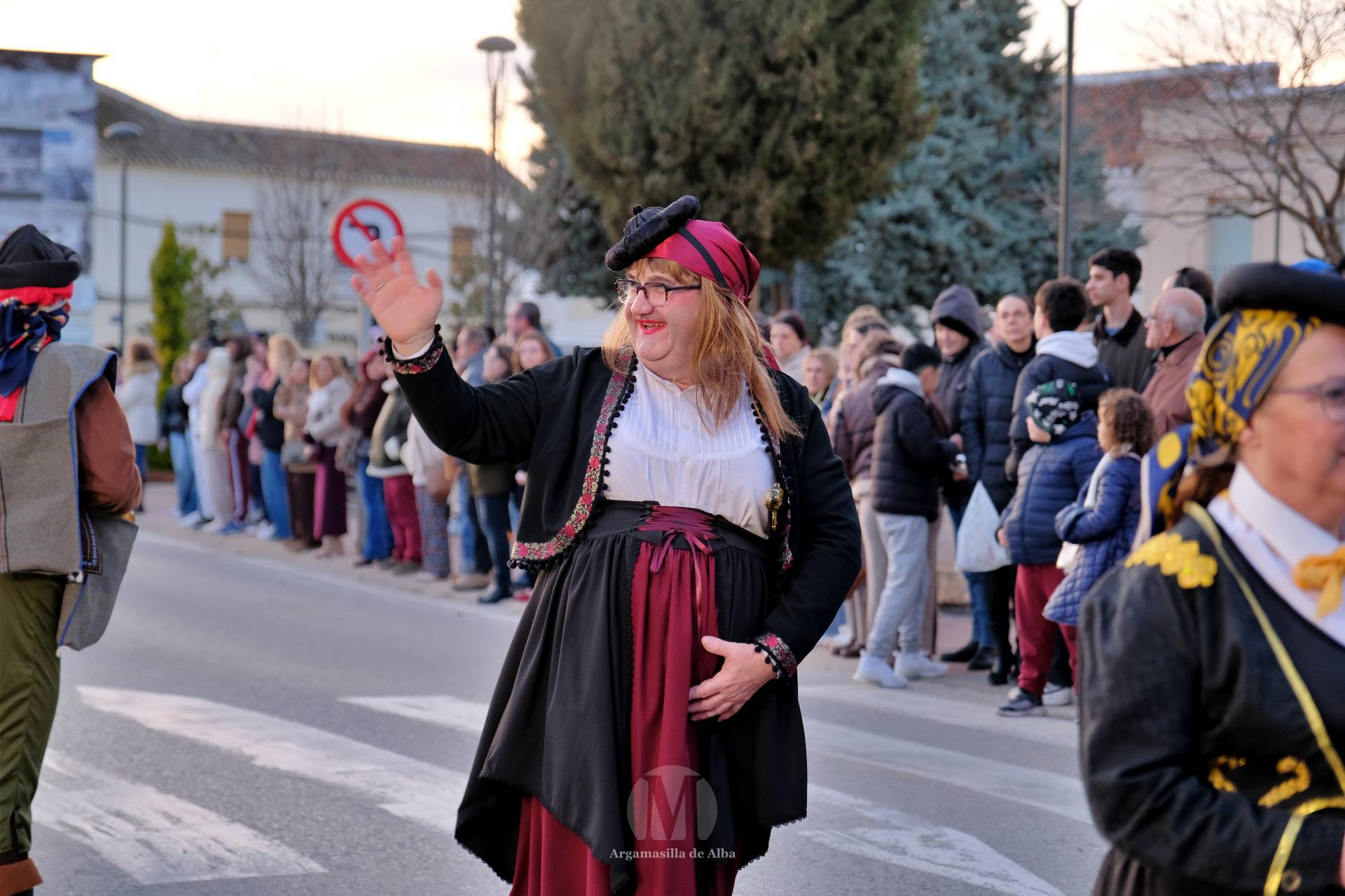 El Gran Desfile de Comparsas recorre Argamasilla de Alba con diez agrupaciones