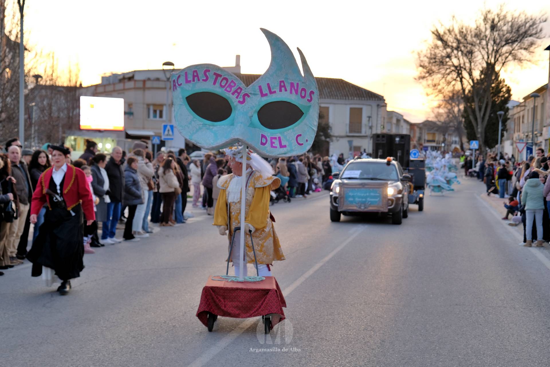 El Gran Desfile de Comparsas recorre Argamasilla de Alba con diez agrupaciones