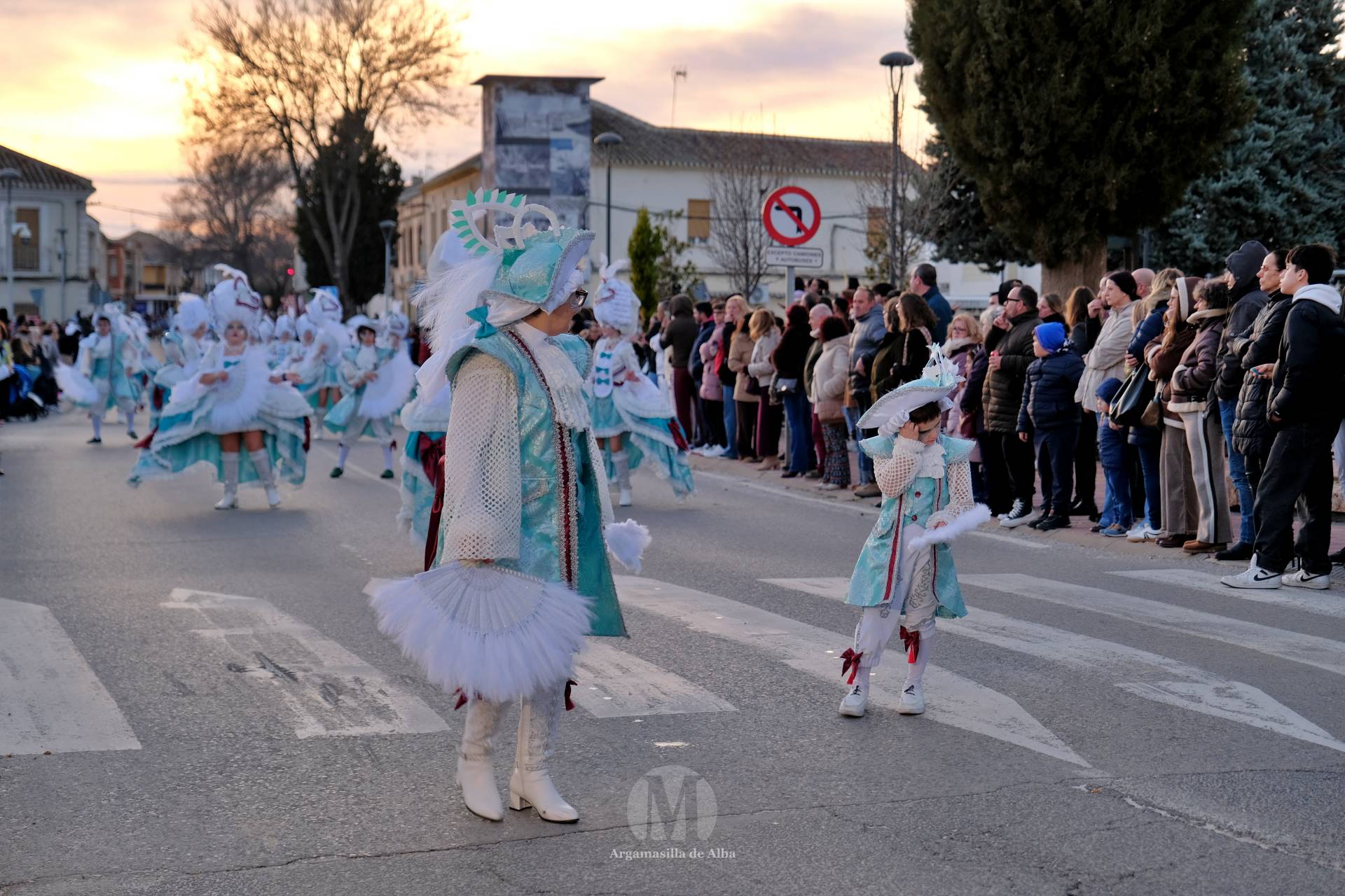 El Gran Desfile de Comparsas recorre Argamasilla de Alba con diez agrupaciones