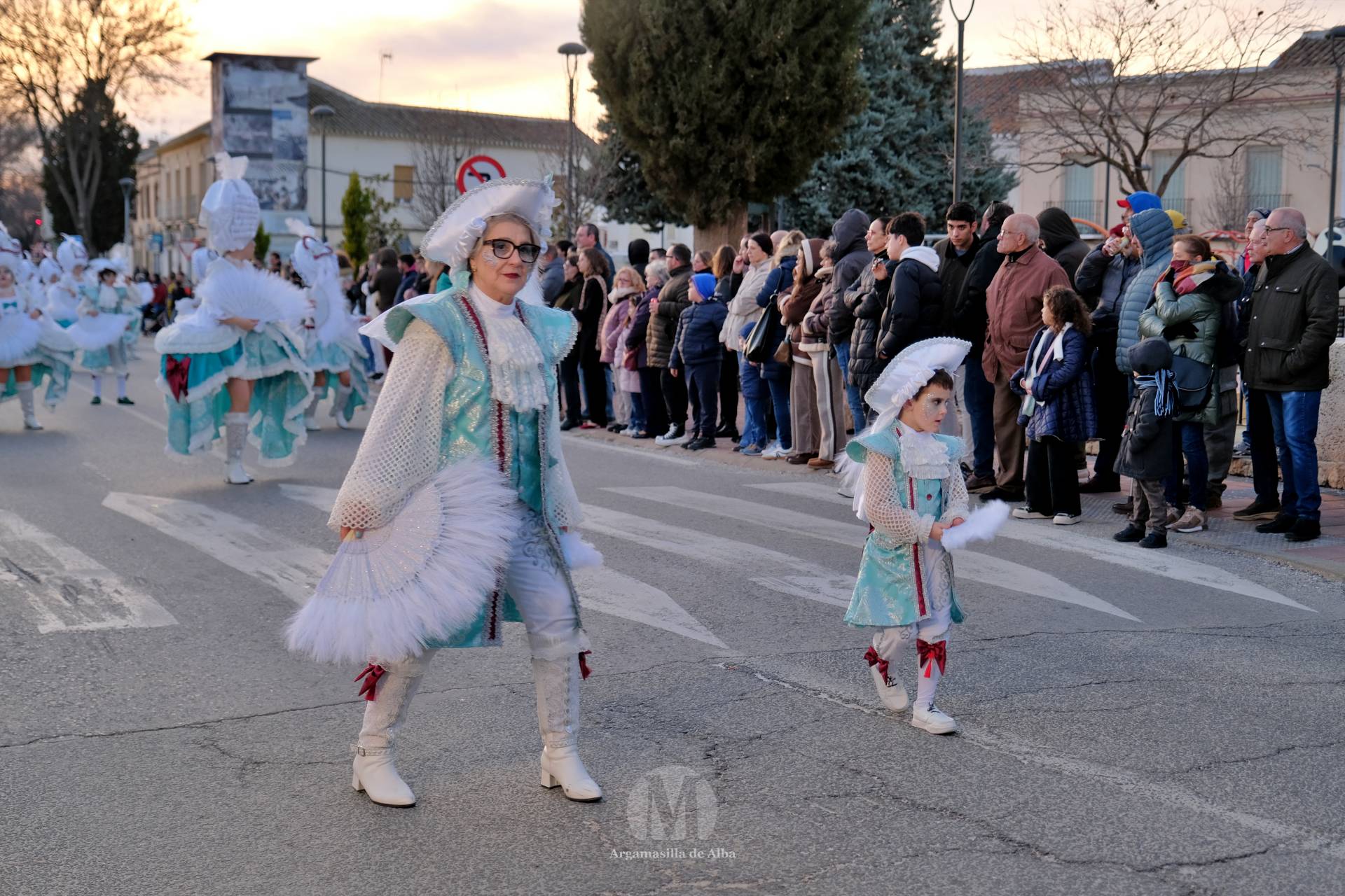 El Gran Desfile de Comparsas recorre Argamasilla de Alba con diez agrupaciones
