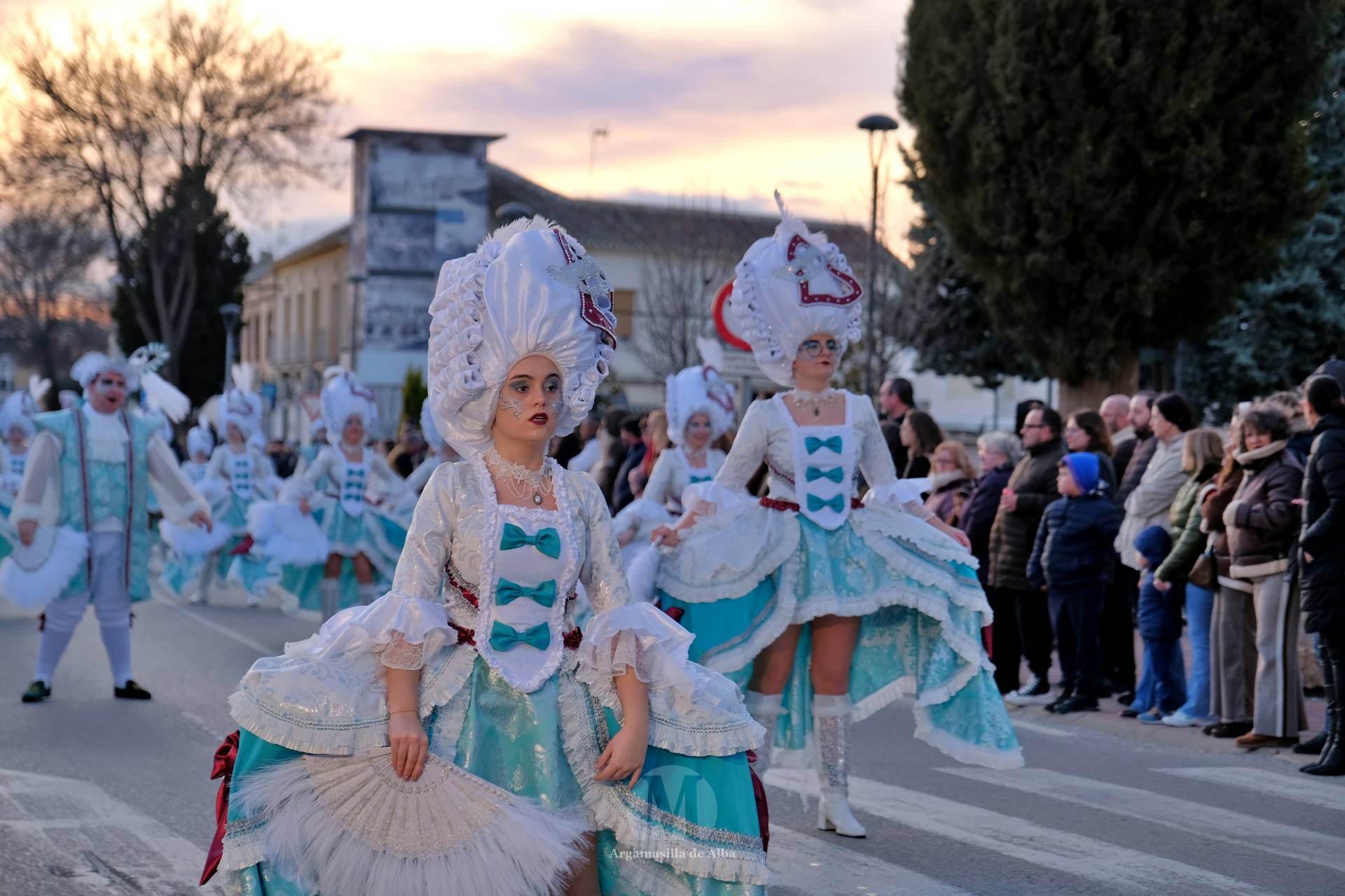 El Gran Desfile de Comparsas recorre Argamasilla de Alba con diez agrupaciones