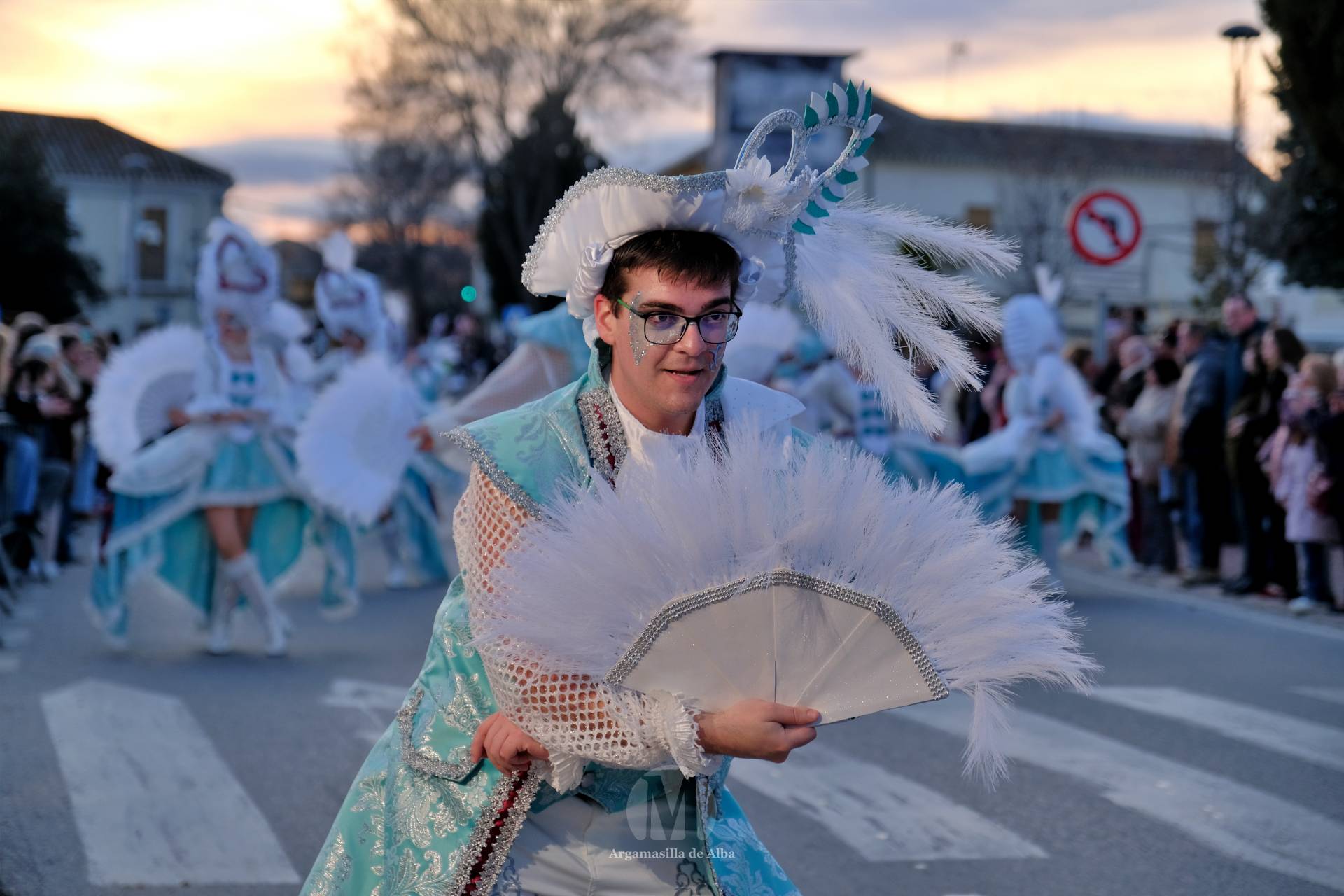 El Gran Desfile de Comparsas recorre Argamasilla de Alba con diez agrupaciones