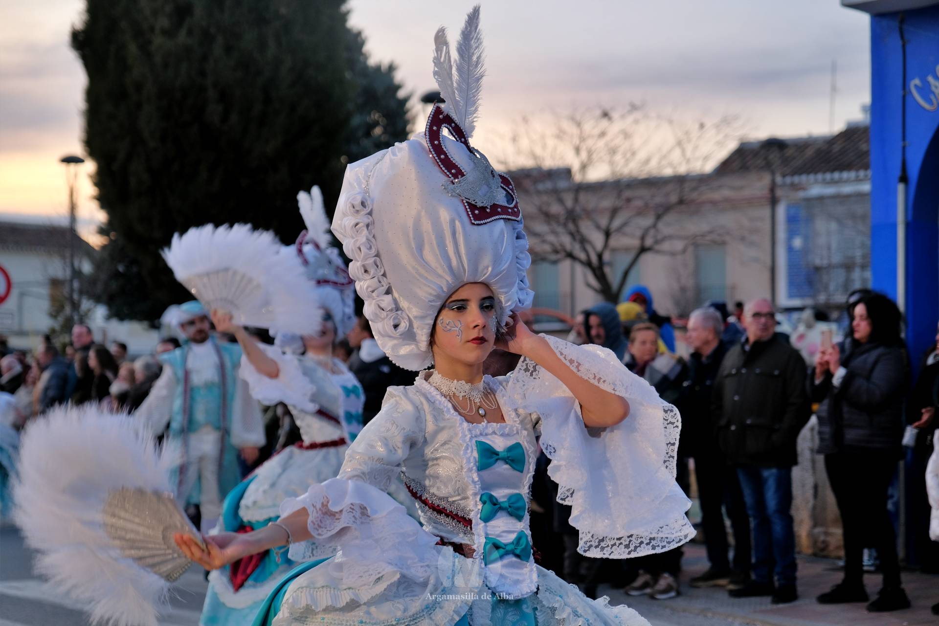 El Gran Desfile de Comparsas recorre Argamasilla de Alba con diez agrupaciones