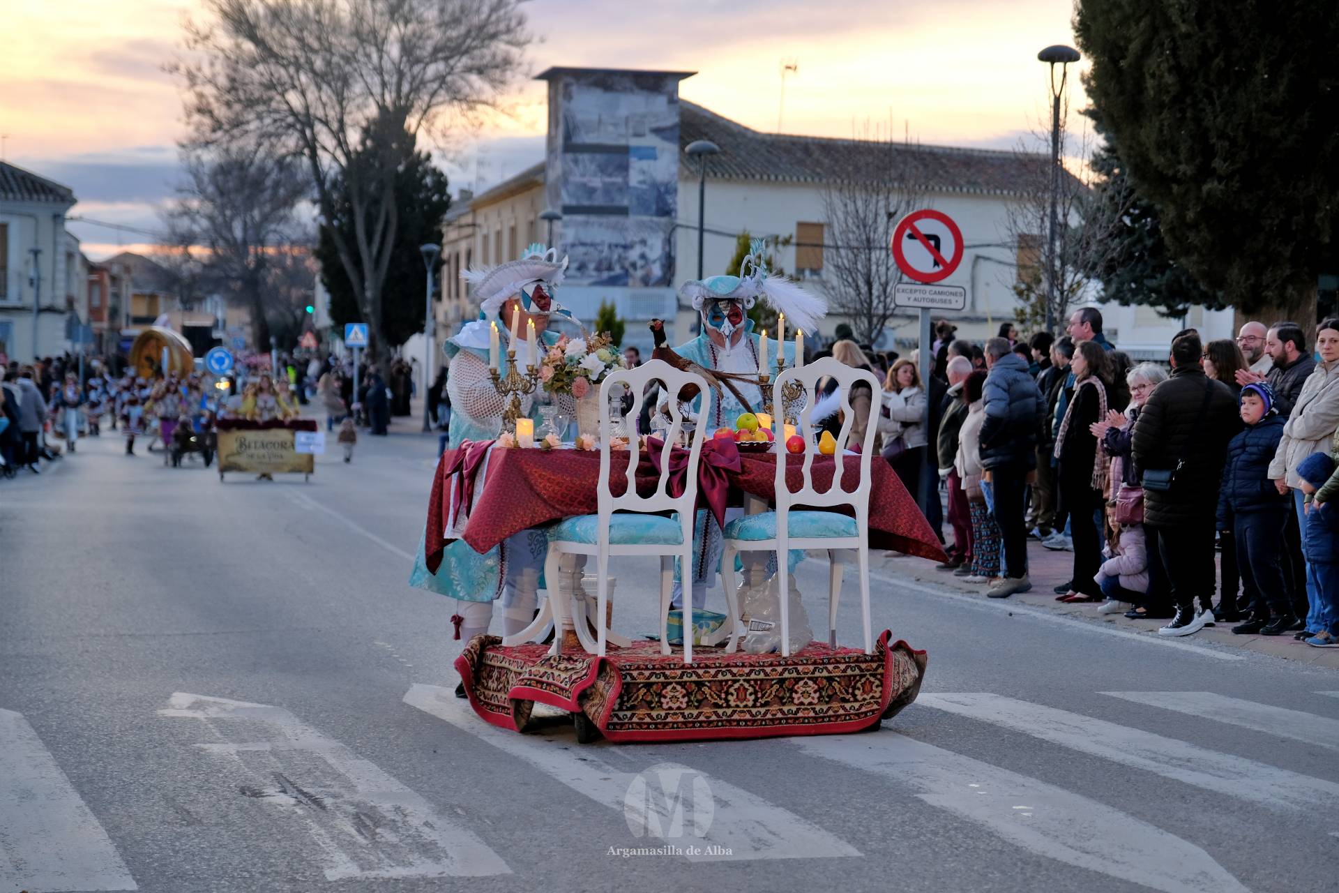 El Gran Desfile de Comparsas recorre Argamasilla de Alba con diez agrupaciones