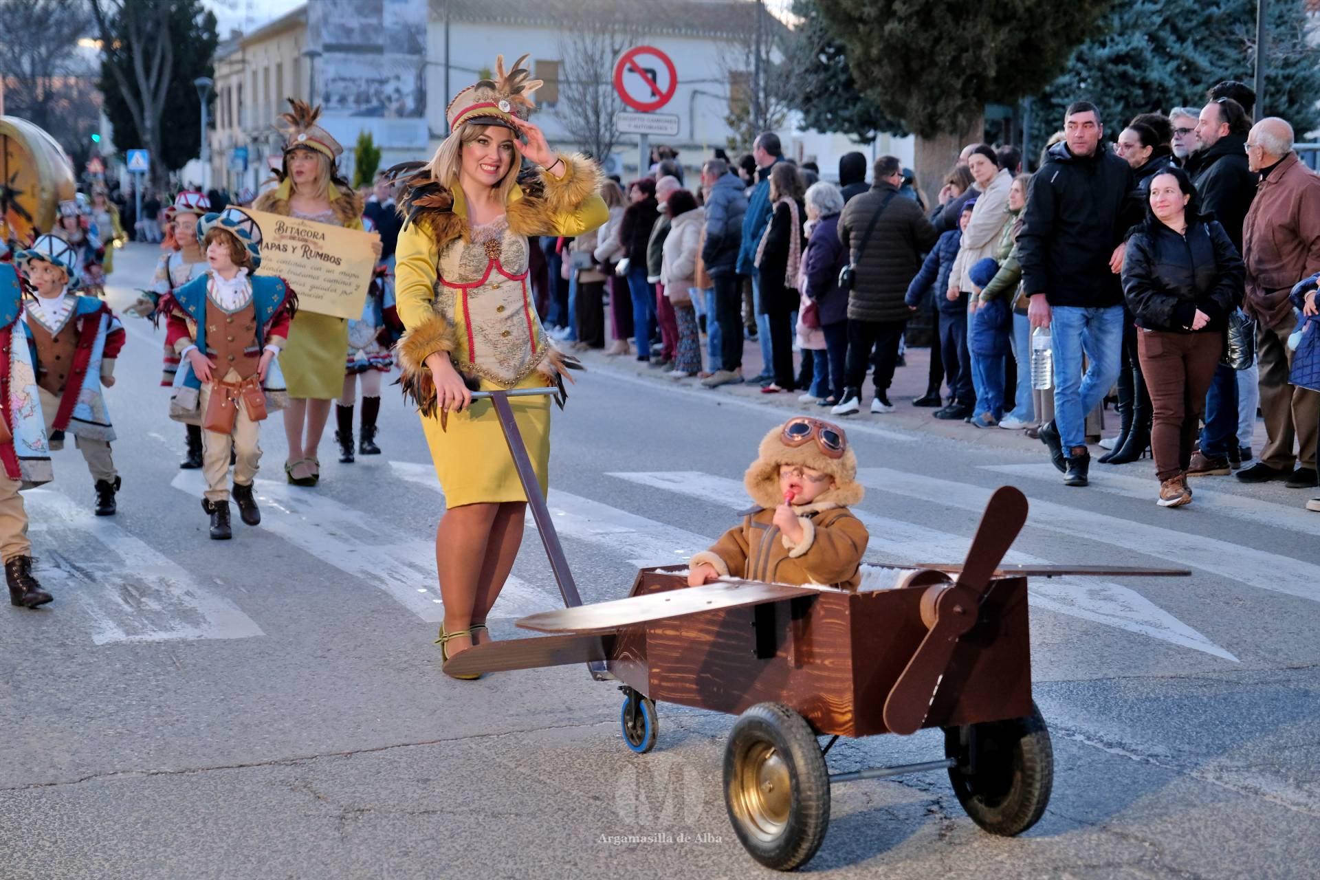 El Gran Desfile de Comparsas recorre Argamasilla de Alba con diez agrupaciones