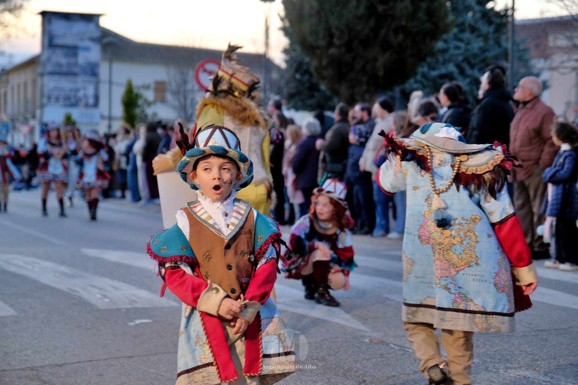 El Gran Desfile de Comparsas recorre Argamasilla de Alba con diez agrupaciones