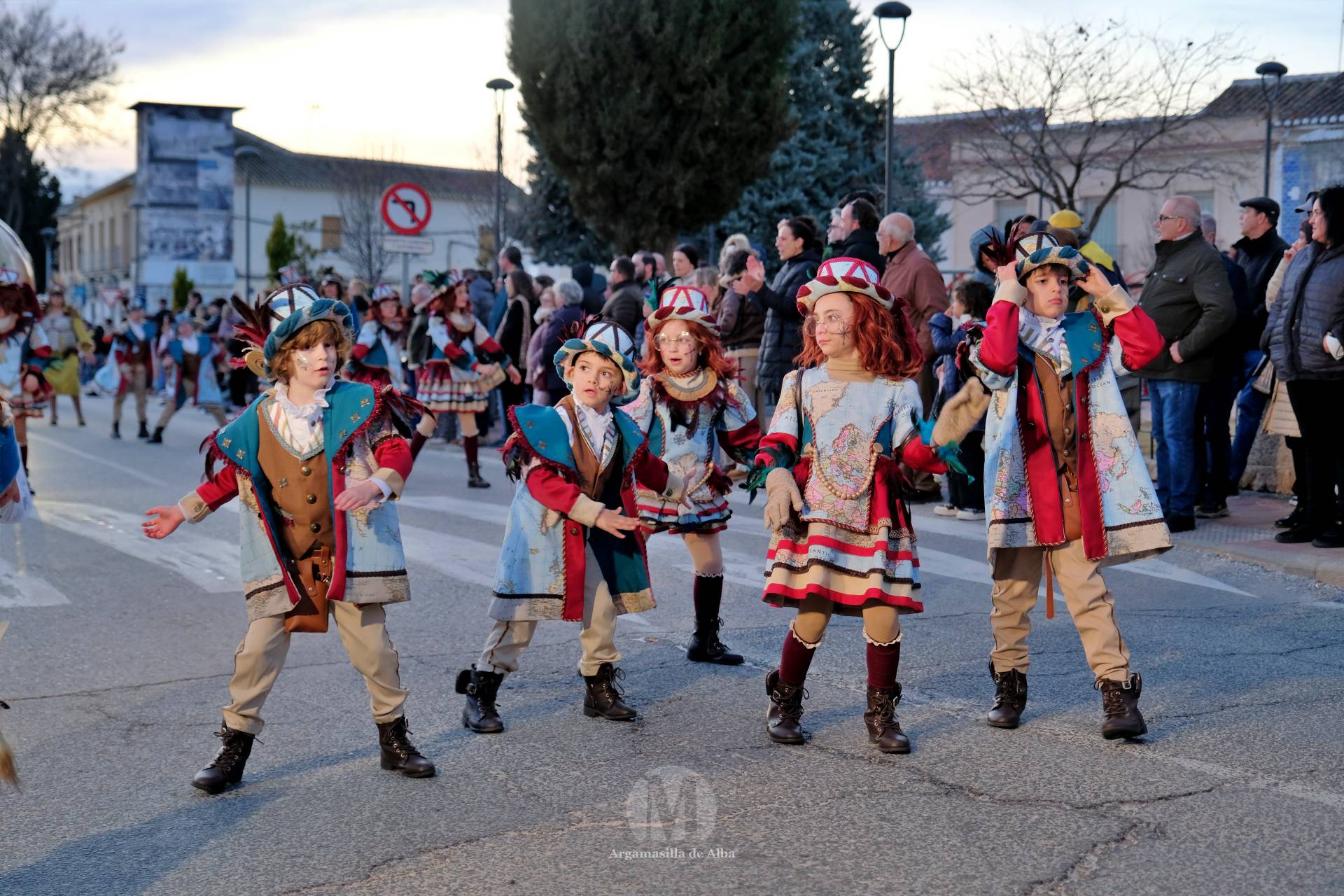 El Gran Desfile de Comparsas recorre Argamasilla de Alba con diez agrupaciones