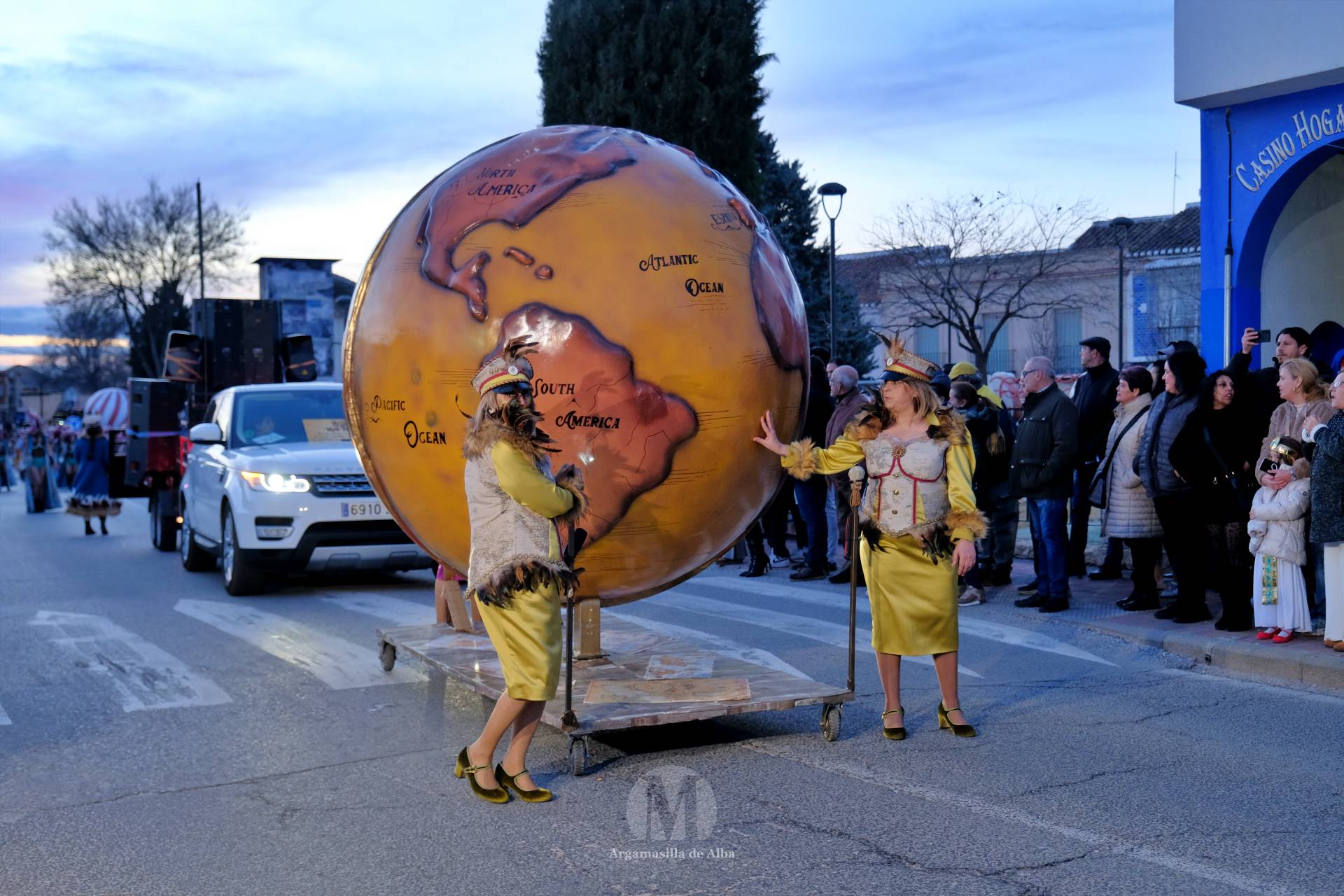 El Gran Desfile de Comparsas recorre Argamasilla de Alba con diez agrupaciones
