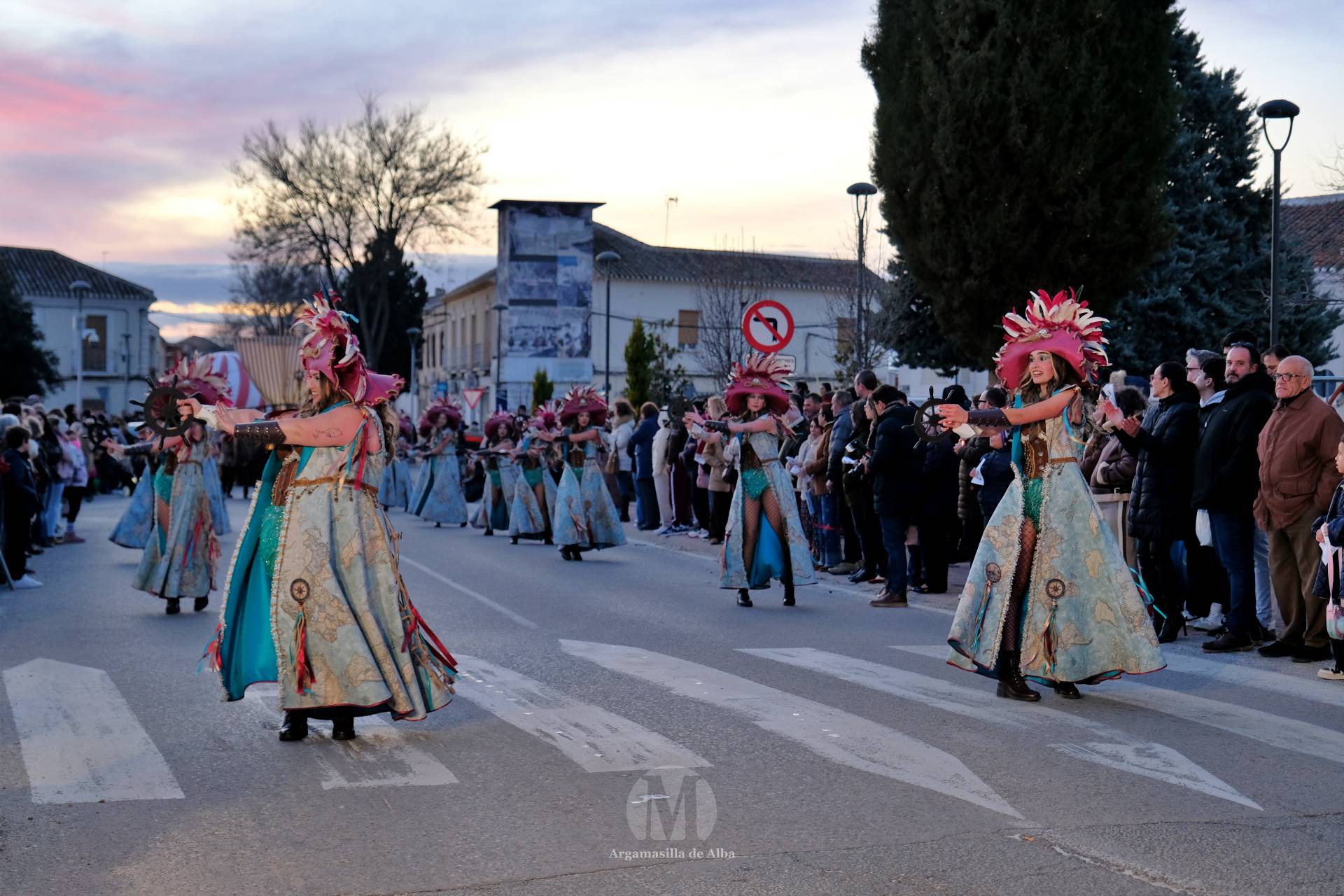 El Gran Desfile de Comparsas recorre Argamasilla de Alba con diez agrupaciones