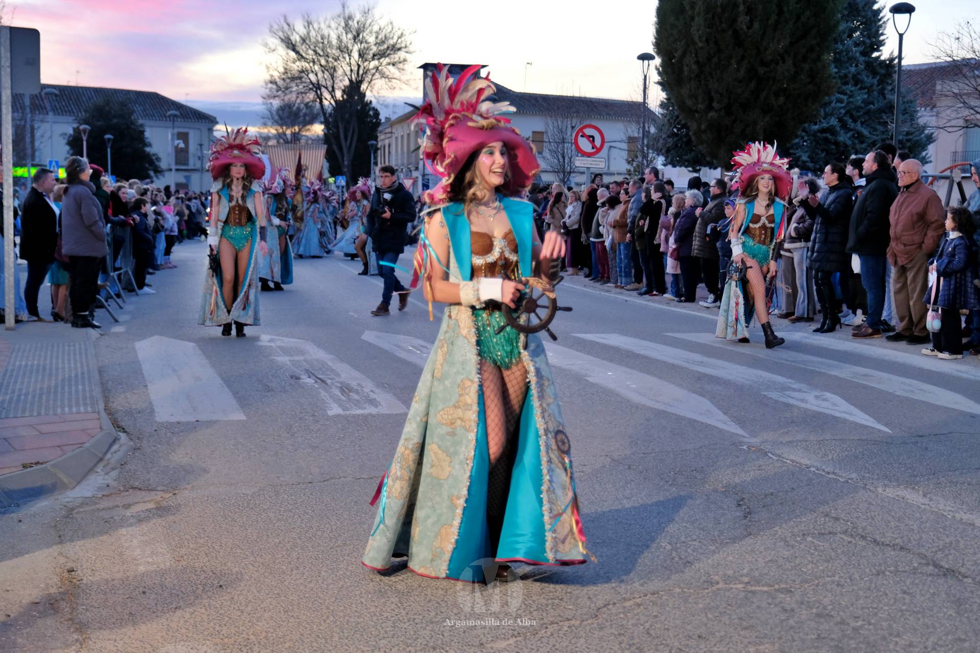 El Gran Desfile de Comparsas recorre Argamasilla de Alba con diez agrupaciones