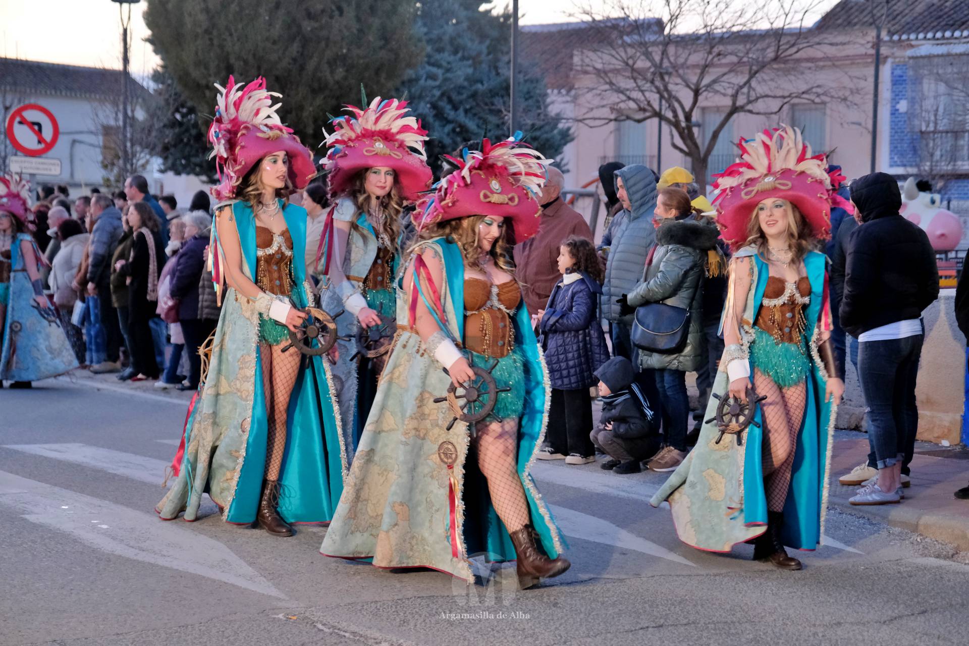 El Gran Desfile de Comparsas recorre Argamasilla de Alba con diez agrupaciones
