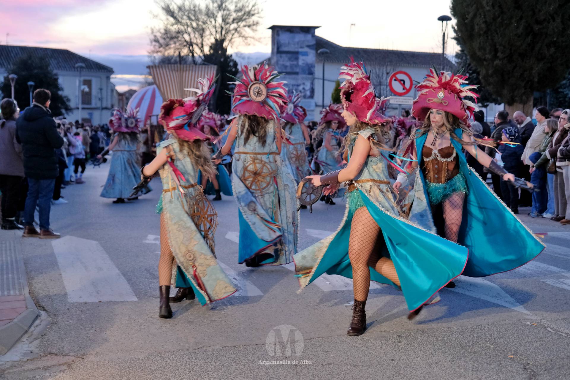 El Gran Desfile de Comparsas recorre Argamasilla de Alba con diez agrupaciones