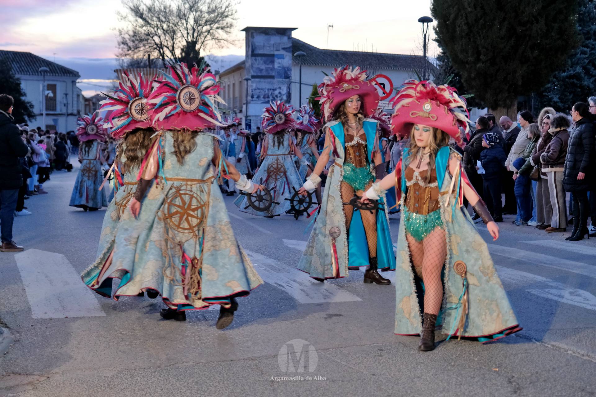 El Gran Desfile de Comparsas recorre Argamasilla de Alba con diez agrupaciones