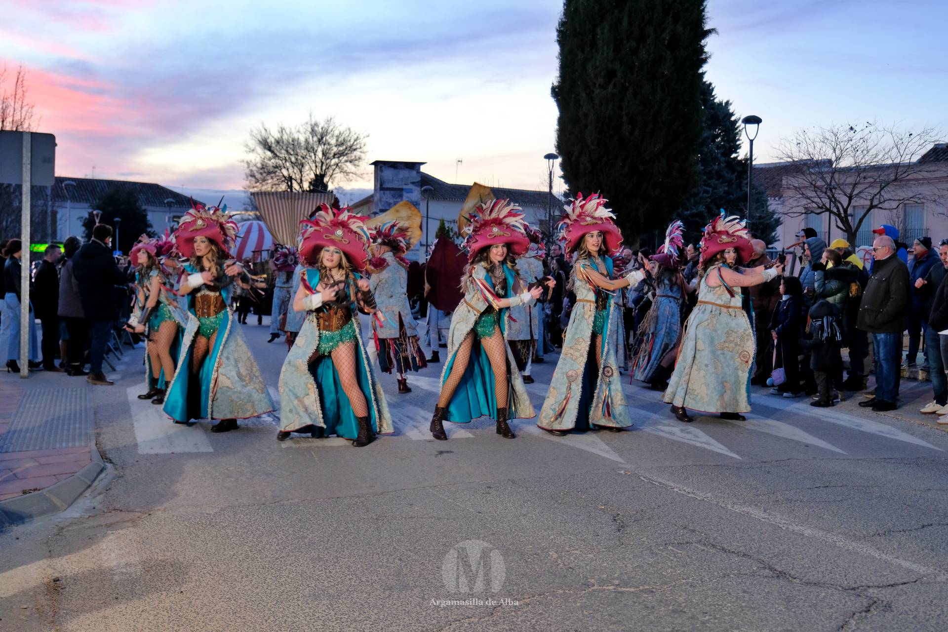 El Gran Desfile de Comparsas recorre Argamasilla de Alba con diez agrupaciones