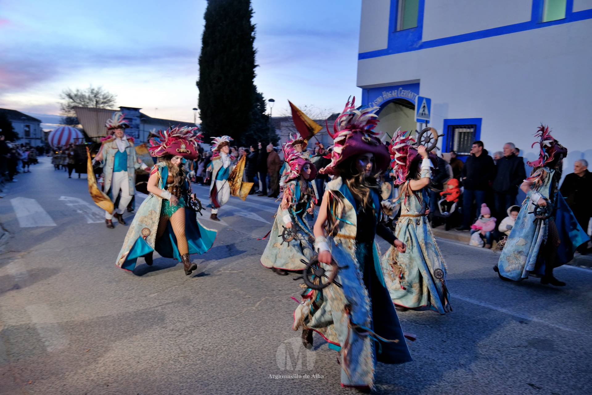 El Gran Desfile de Comparsas recorre Argamasilla de Alba con diez agrupaciones