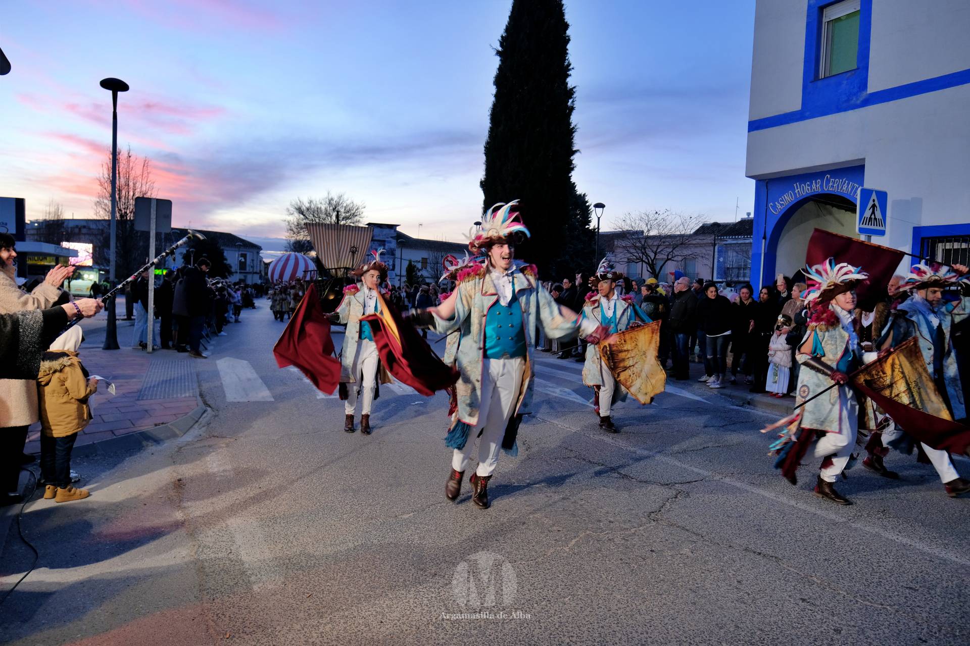 El Gran Desfile de Comparsas recorre Argamasilla de Alba con diez agrupaciones