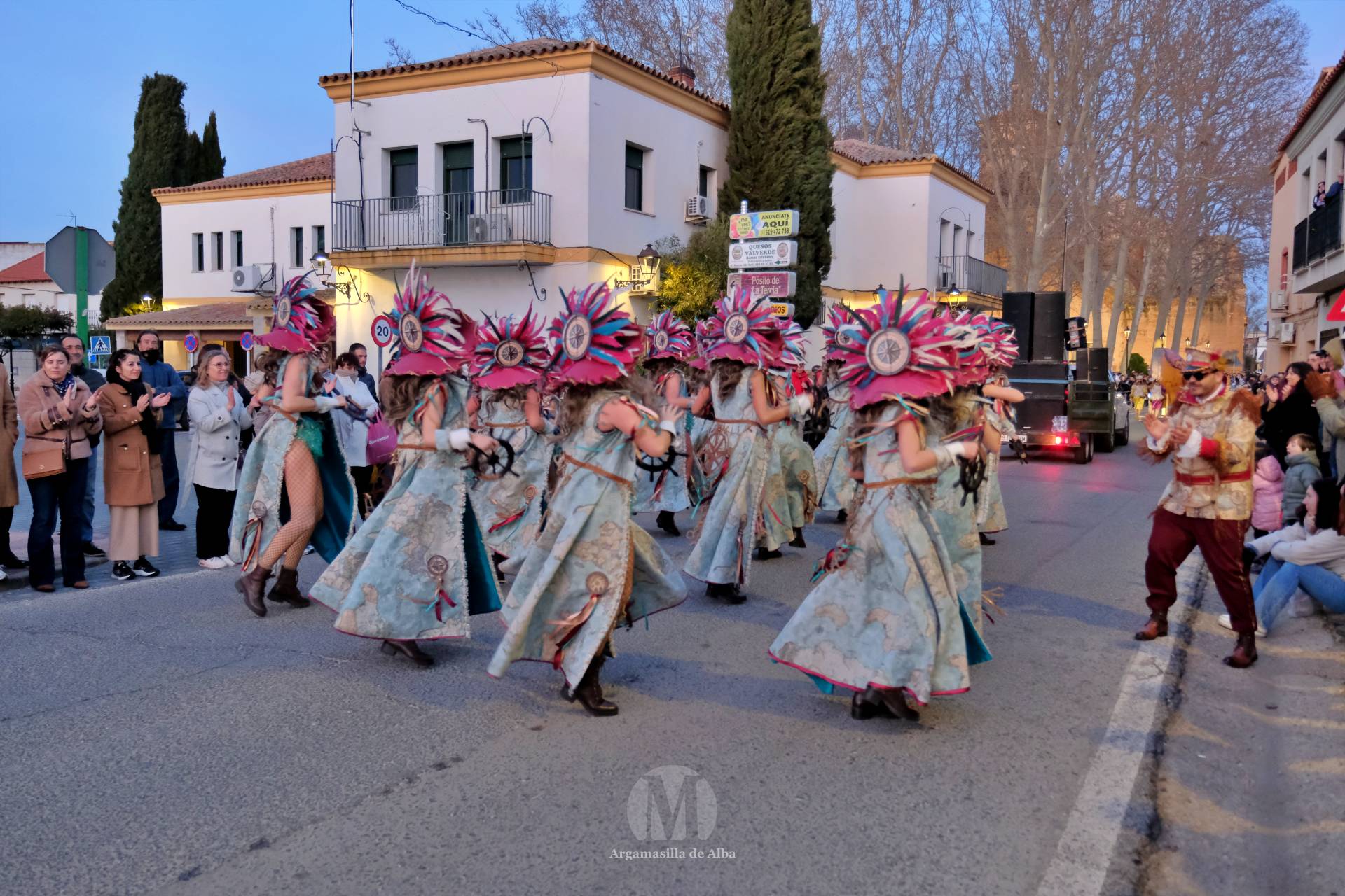 El Gran Desfile de Comparsas recorre Argamasilla de Alba con diez agrupaciones
