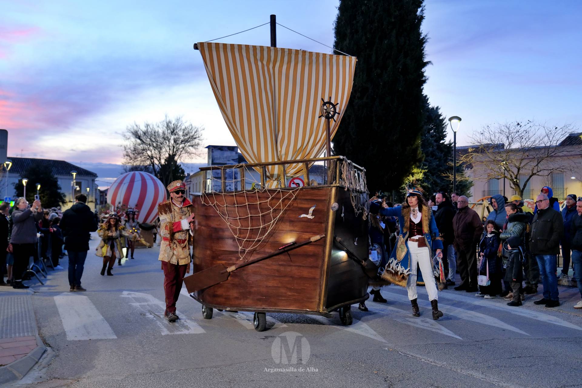 El Gran Desfile de Comparsas recorre Argamasilla de Alba con diez agrupaciones