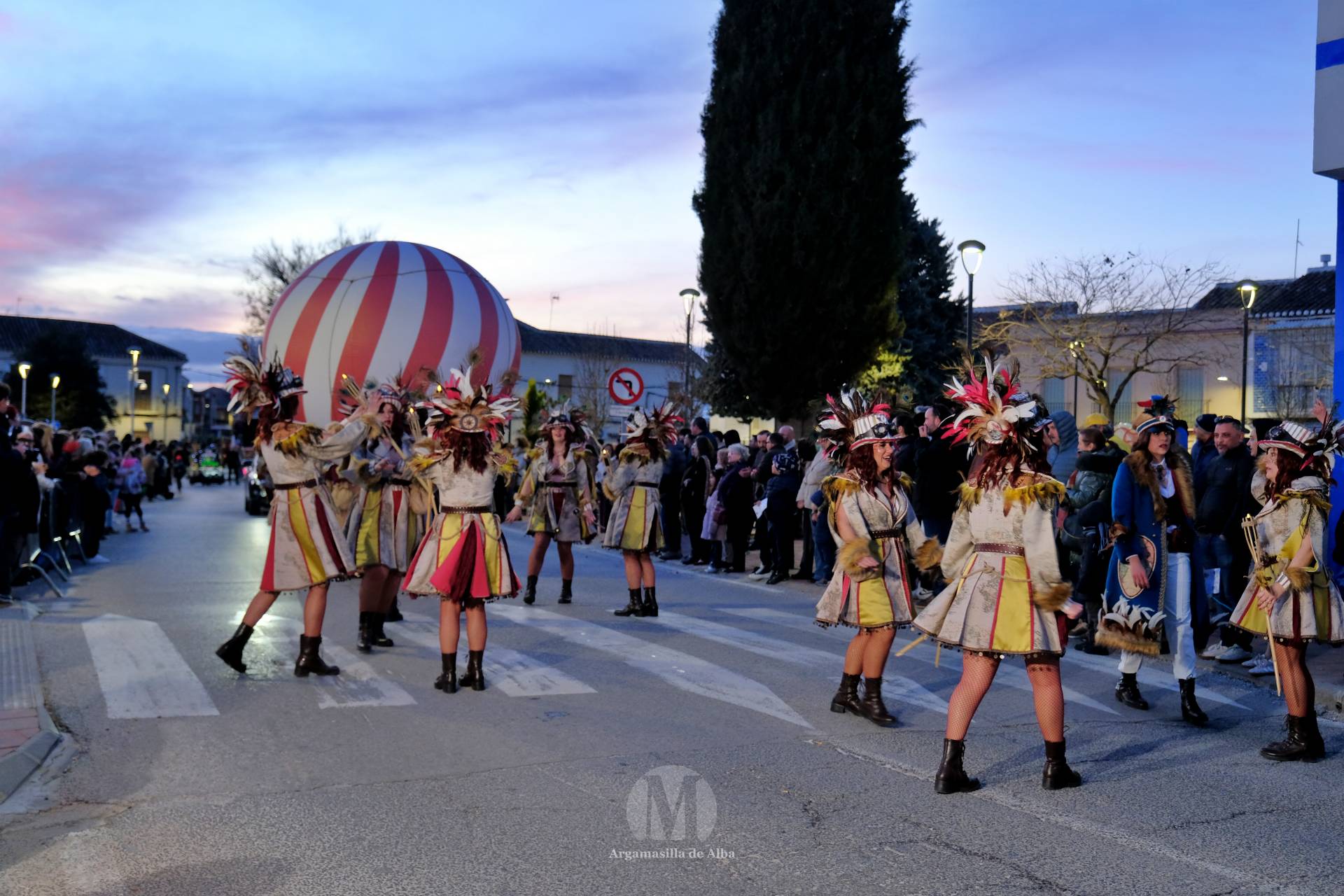 El Gran Desfile de Comparsas recorre Argamasilla de Alba con diez agrupaciones