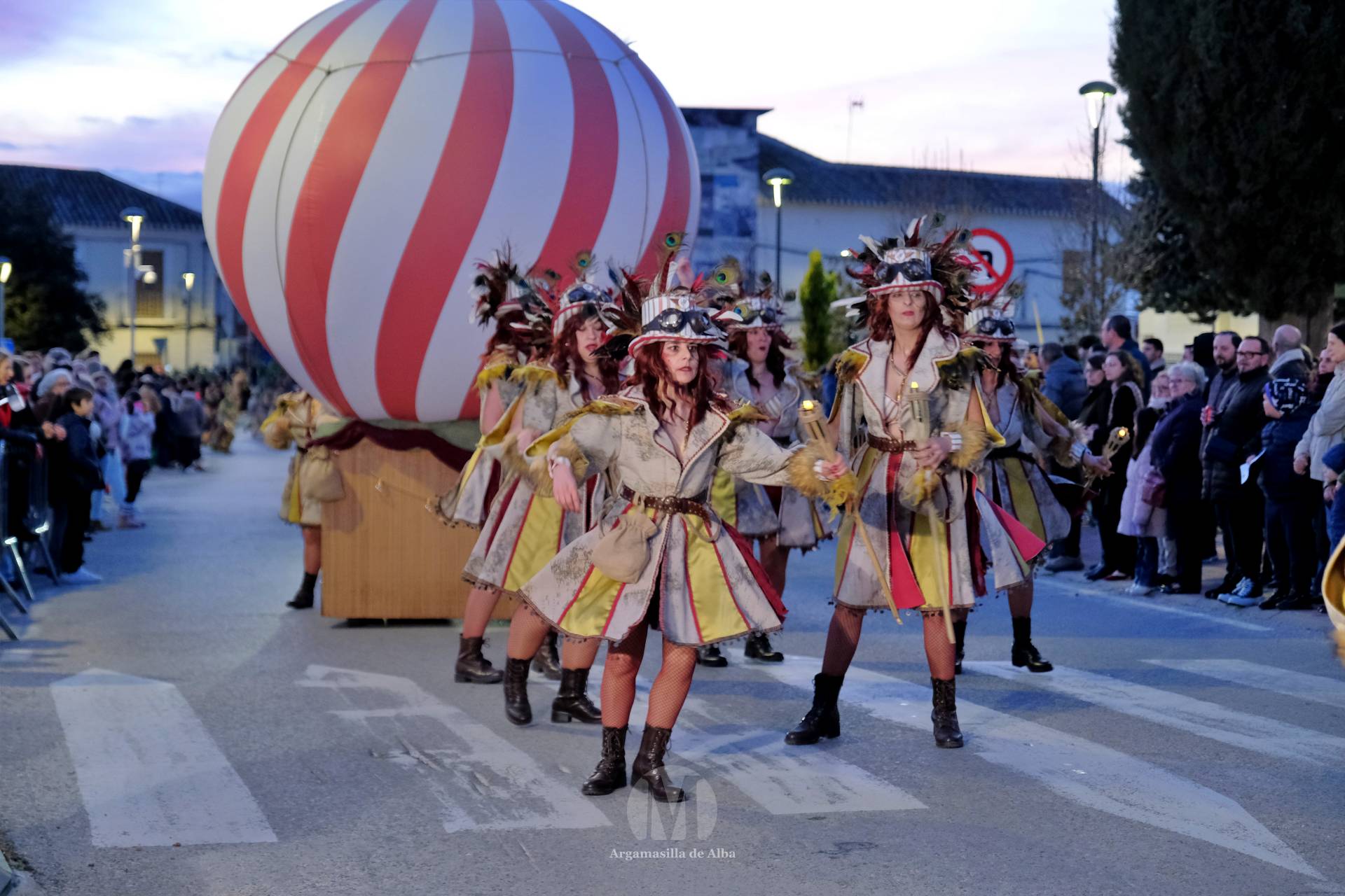 El Gran Desfile de Comparsas recorre Argamasilla de Alba con diez agrupaciones