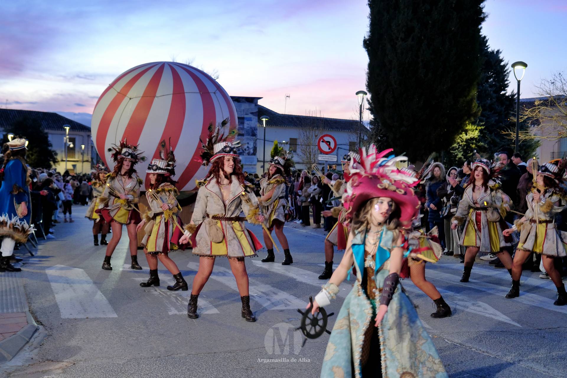 El Gran Desfile de Comparsas recorre Argamasilla de Alba con diez agrupaciones