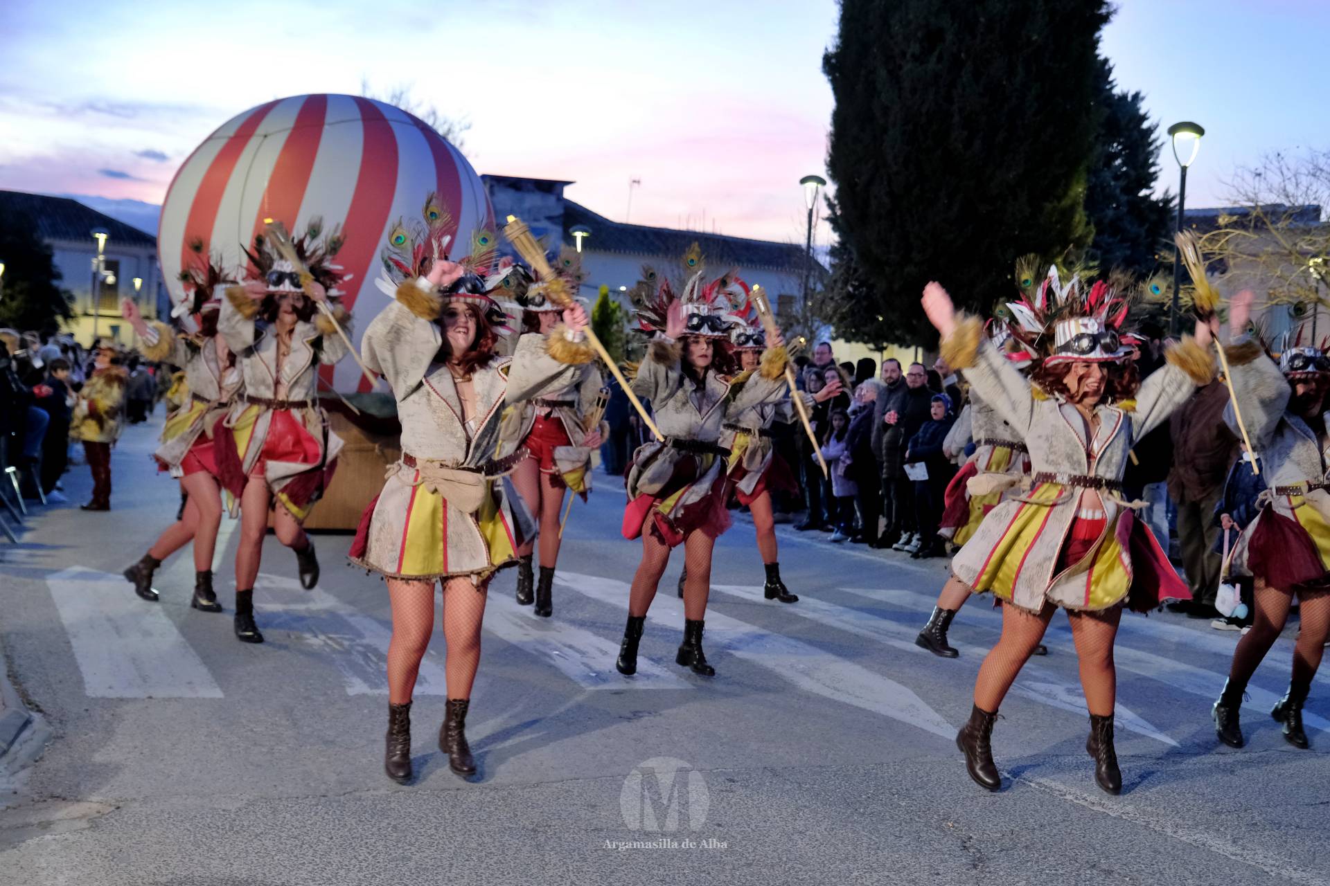 El Gran Desfile de Comparsas recorre Argamasilla de Alba con diez agrupaciones