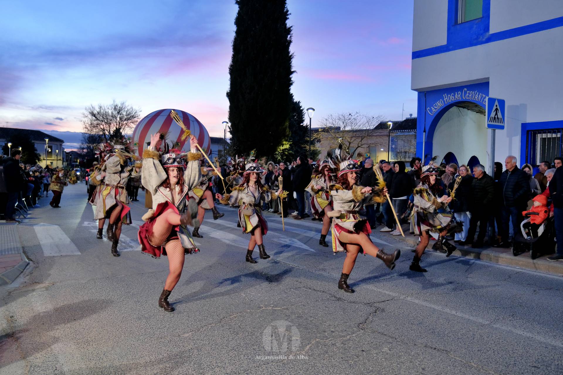 El Gran Desfile de Comparsas recorre Argamasilla de Alba con diez agrupaciones