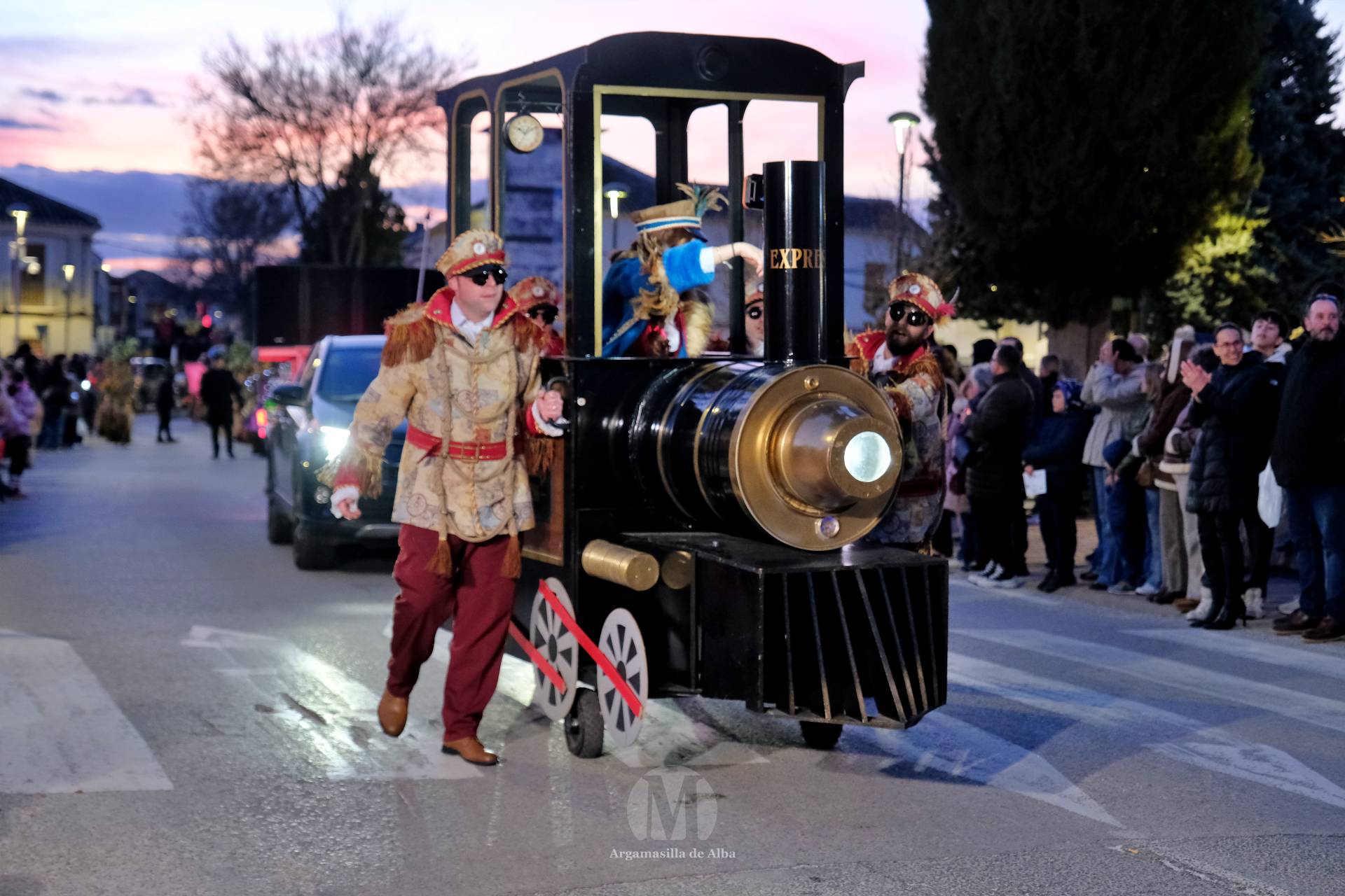 El Gran Desfile de Comparsas recorre Argamasilla de Alba con diez agrupaciones
