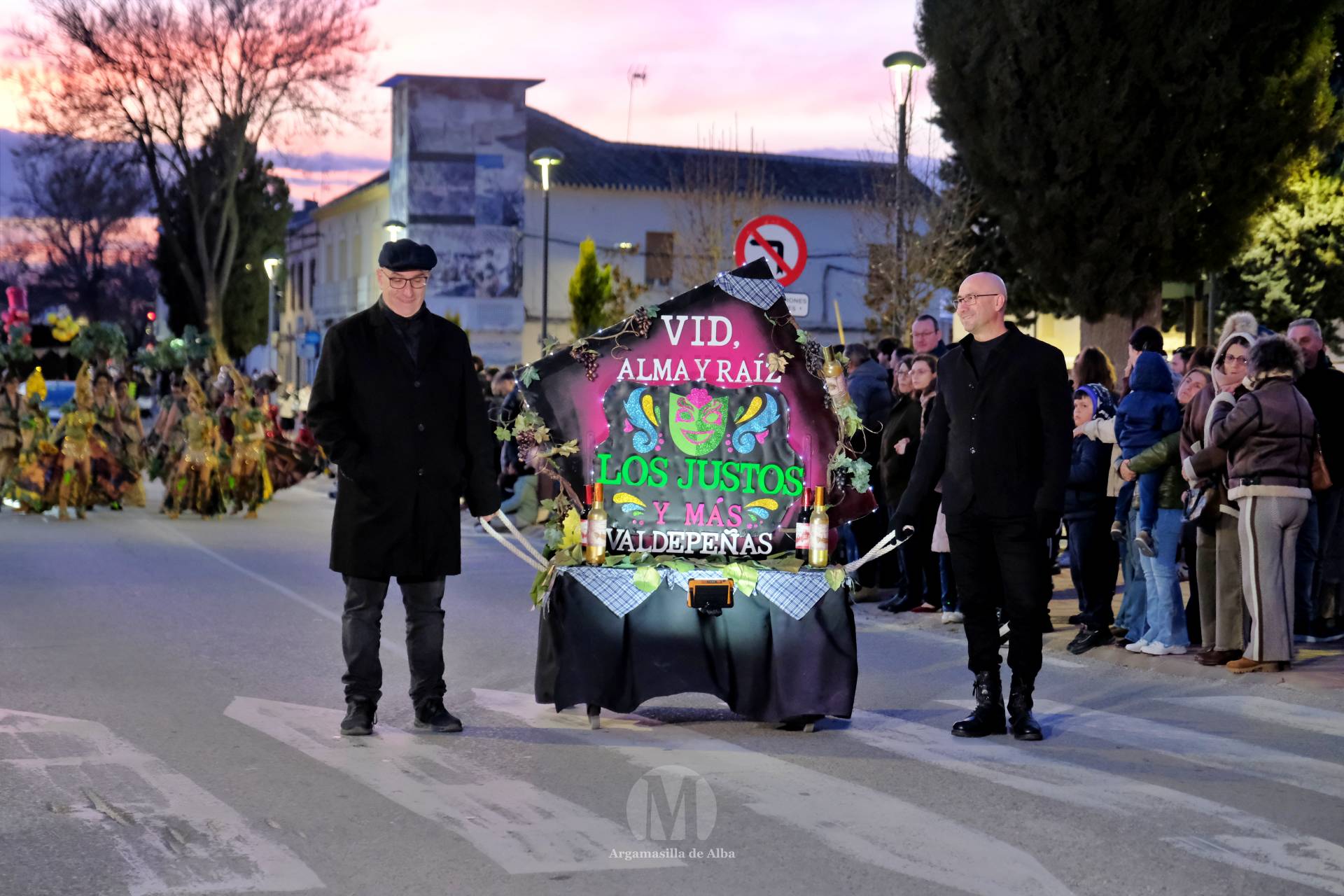 El Gran Desfile de Comparsas recorre Argamasilla de Alba con diez agrupaciones