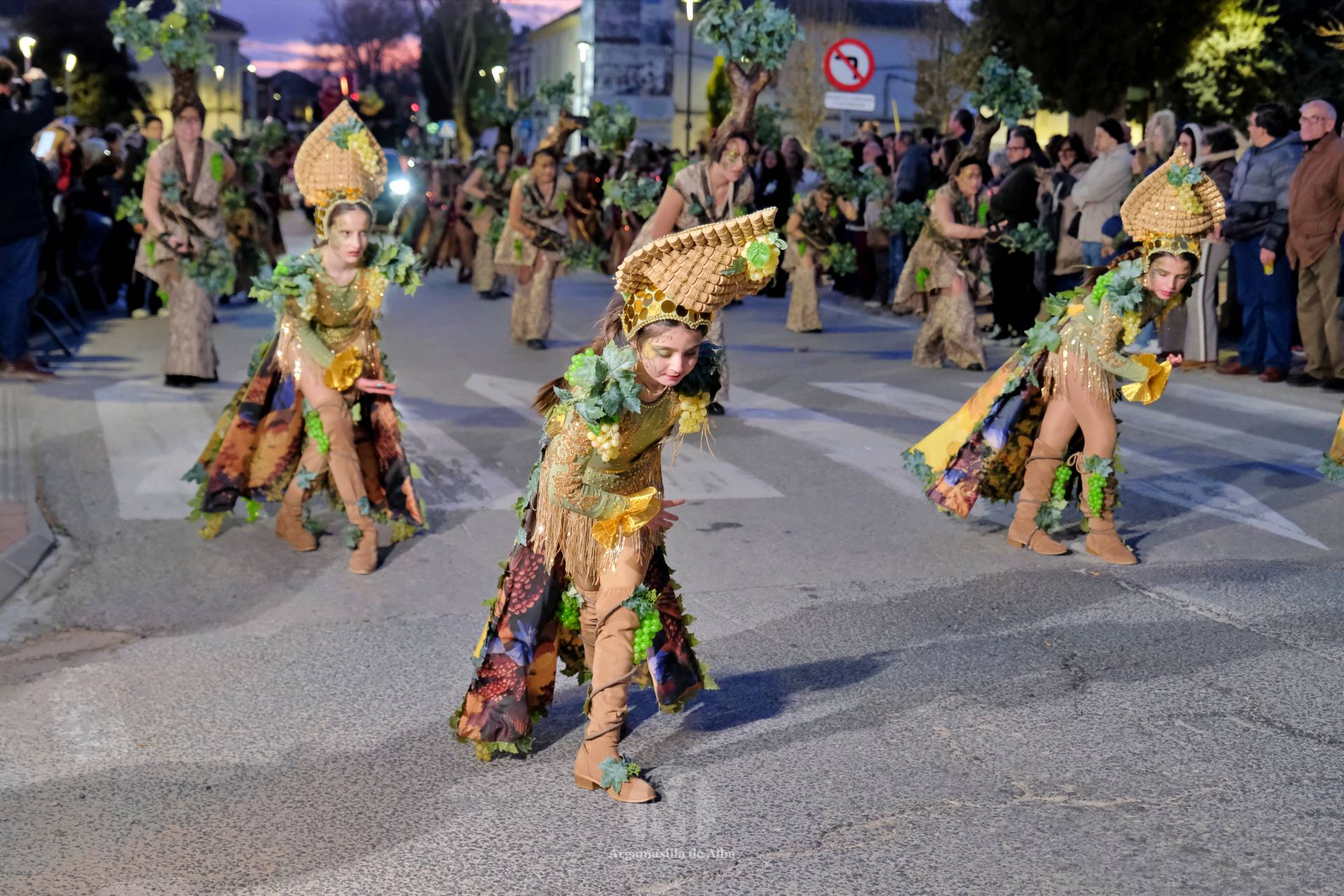 El Gran Desfile de Comparsas recorre Argamasilla de Alba con diez agrupaciones