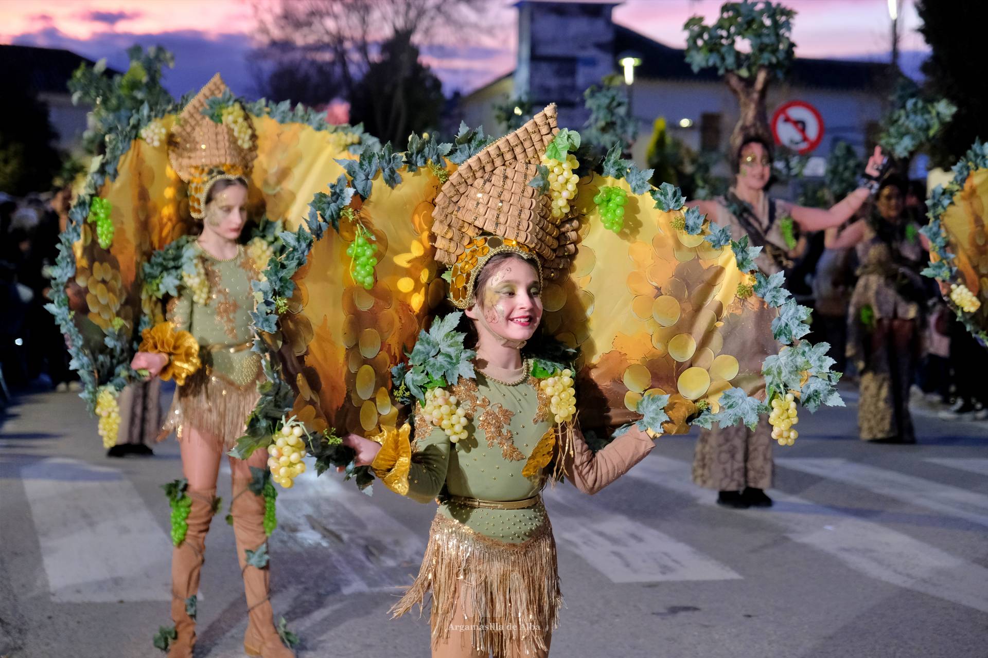 El Gran Desfile de Comparsas recorre Argamasilla de Alba con diez agrupaciones