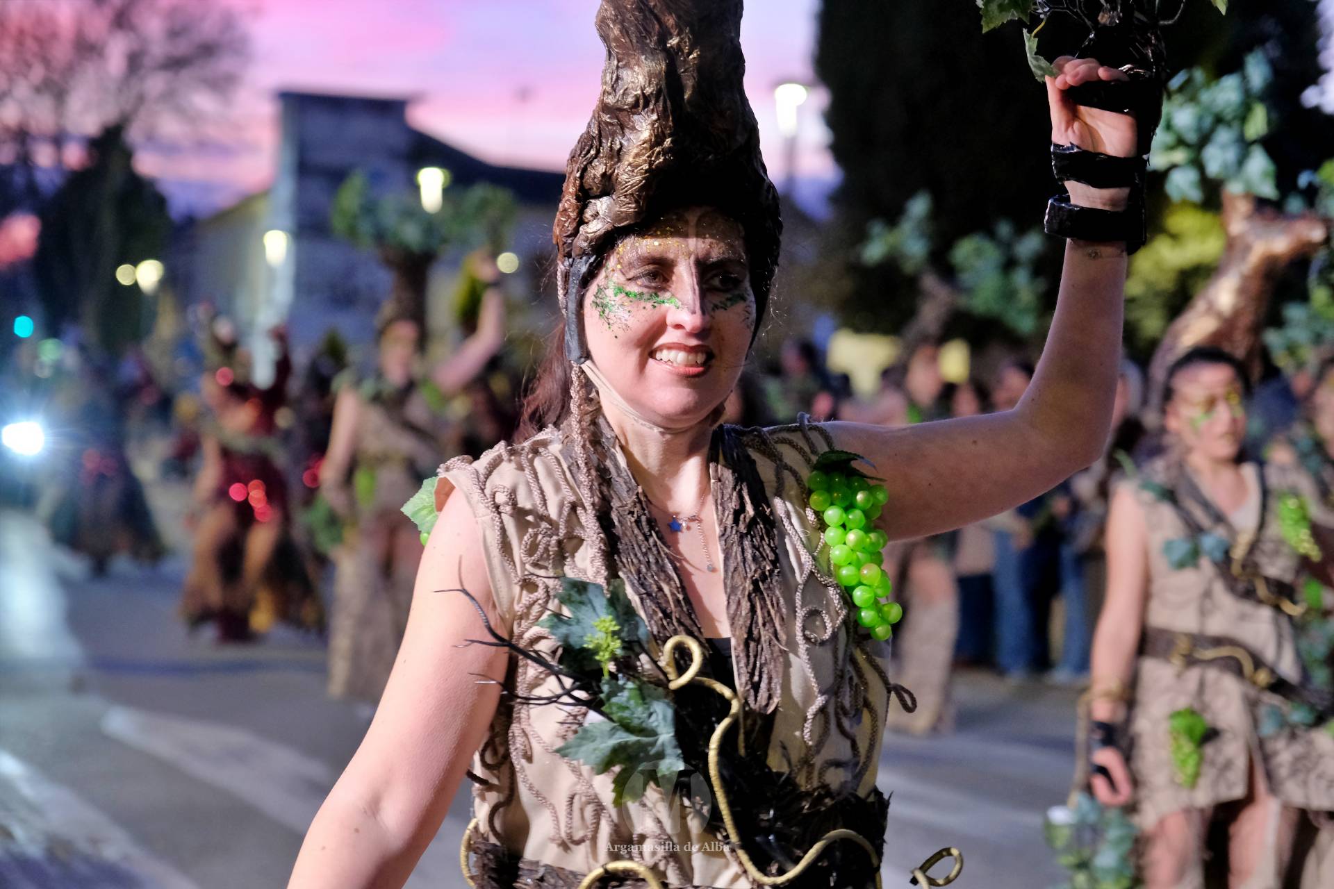 El Gran Desfile de Comparsas recorre Argamasilla de Alba con diez agrupaciones