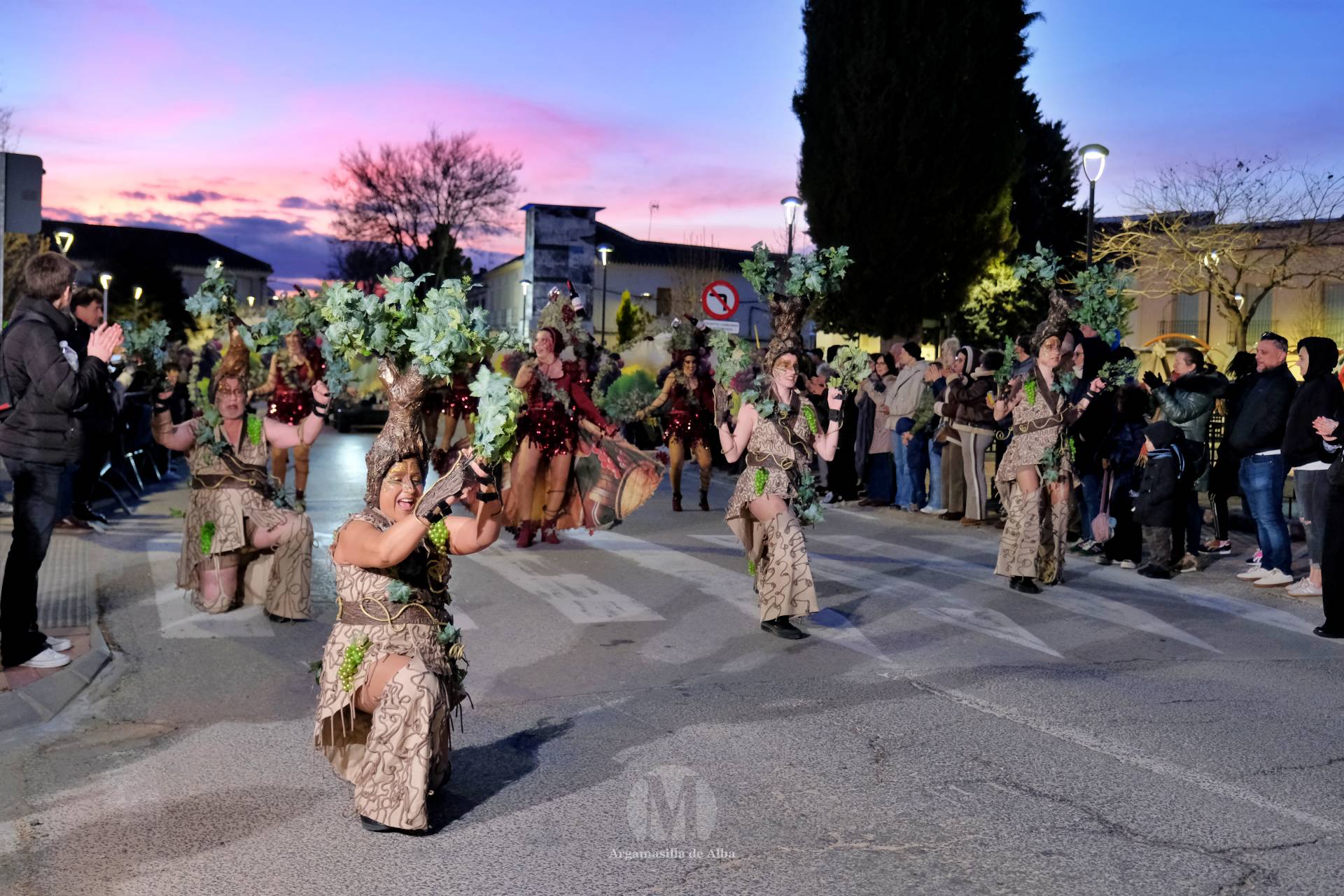El Gran Desfile de Comparsas recorre Argamasilla de Alba con diez agrupaciones