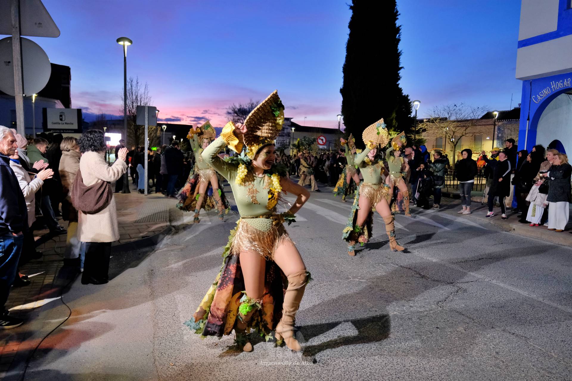 El Gran Desfile de Comparsas recorre Argamasilla de Alba con diez agrupaciones