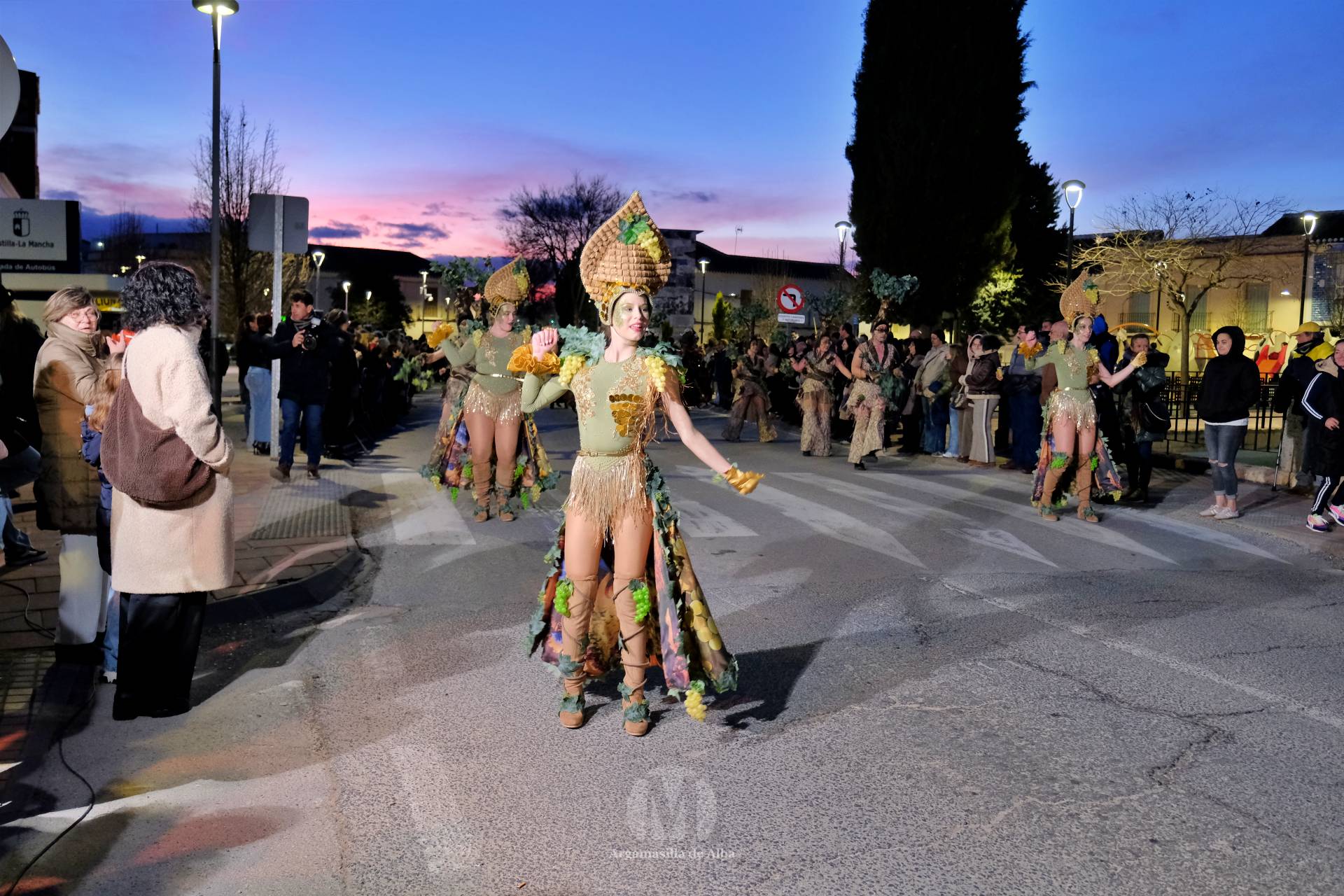 El Gran Desfile de Comparsas recorre Argamasilla de Alba con diez agrupaciones