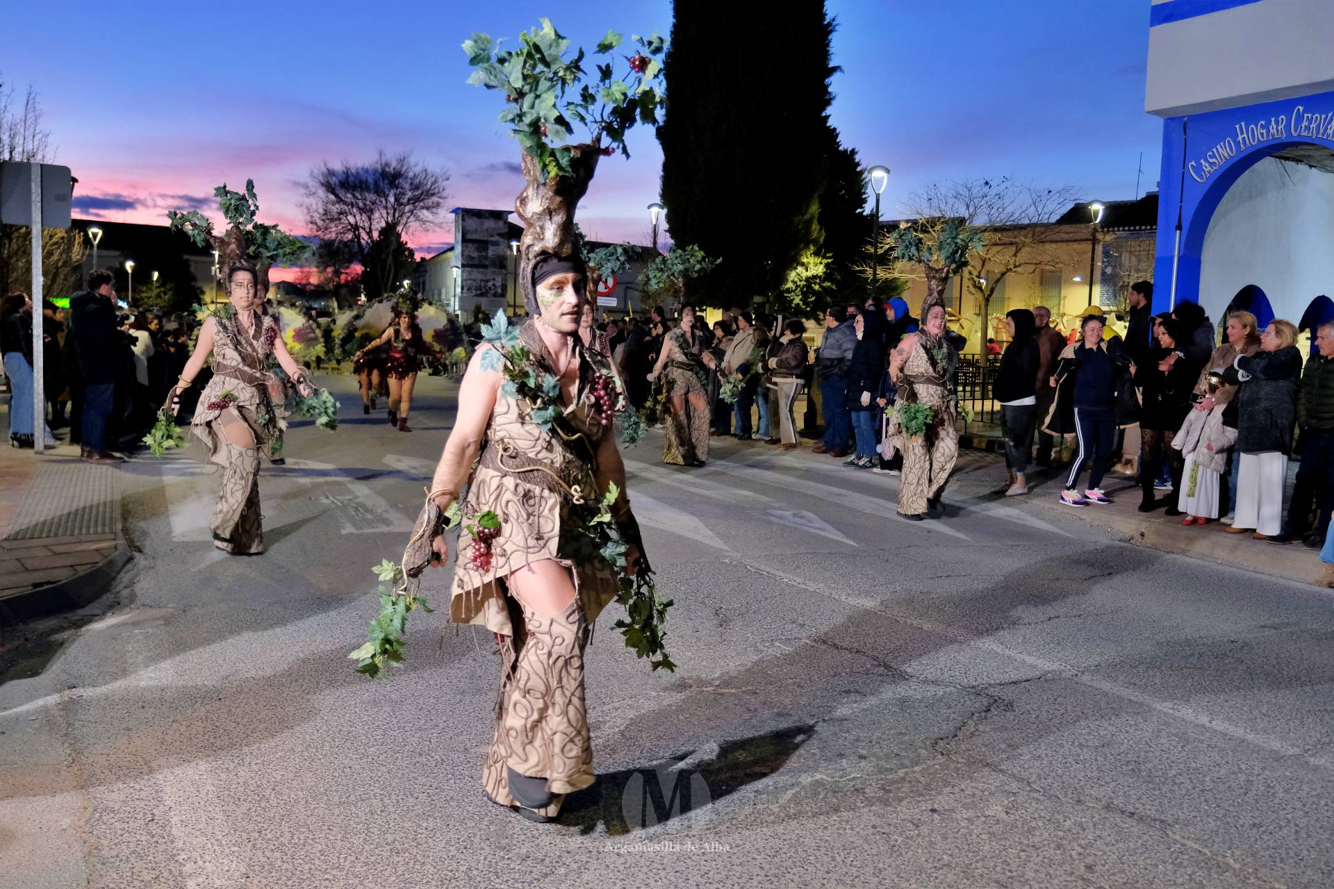 El Gran Desfile de Comparsas recorre Argamasilla de Alba con diez agrupaciones