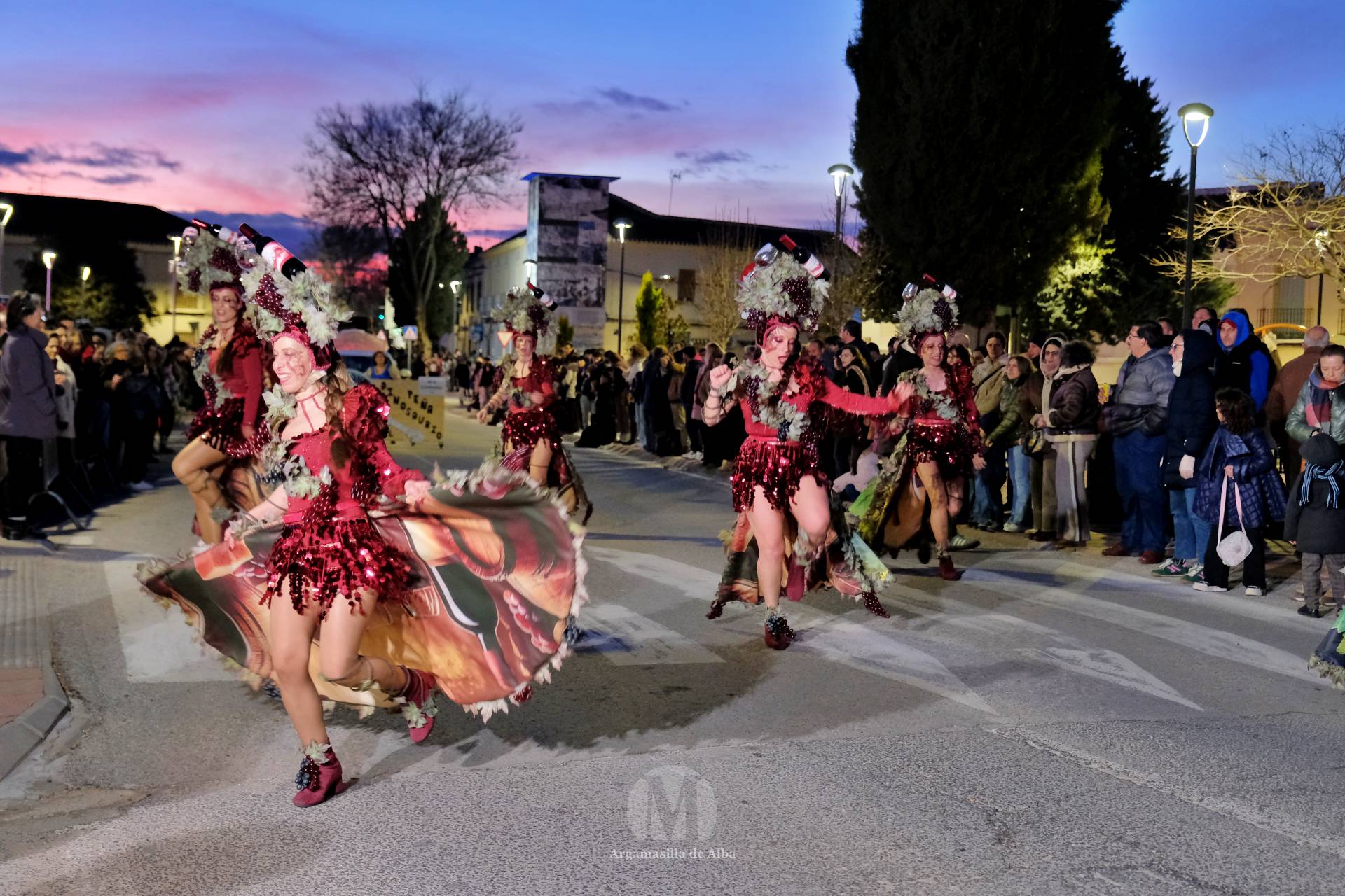 El Gran Desfile de Comparsas recorre Argamasilla de Alba con diez agrupaciones