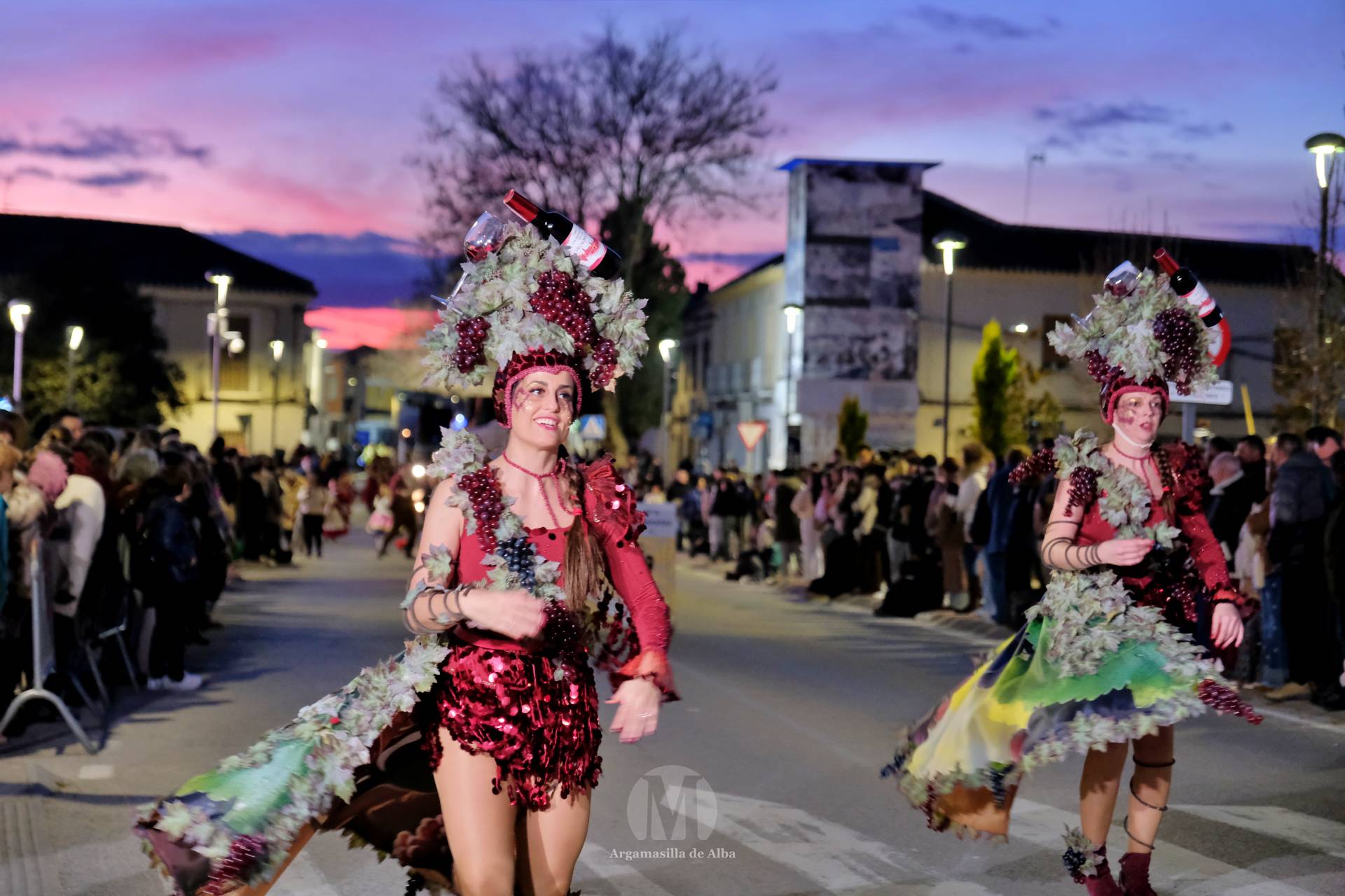 El Gran Desfile de Comparsas recorre Argamasilla de Alba con diez agrupaciones